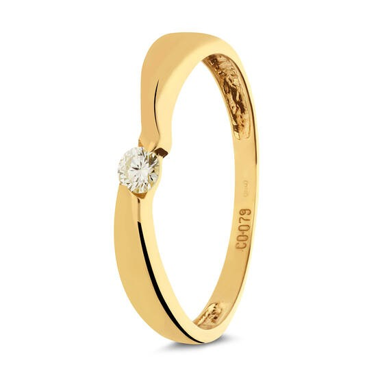 Deze 14 Karaats ring is een verfijnd sieraad met een ronde vorm en een diamant van 0.088ct. Met een breedte van 3mm, valt deze ring onder de categorie sieraden en specifiek ringen. Ideaal om te dragen als dagelijks sieraad of als speciale aanvulling voor feestelijke gelegenheden. Perfect te combineren met andere juwelen.