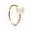 Een verfijnde parel ring, deze sierlijke ring is perfect voor elke gelegenheid en voegt een vleugje elegantie toe aan elke outfit. Draag hem solo voor een subtiele look of stapel hem met andere ringen voor een gedurfde statement. Ideaal voor dagelijks gebruik en speciale evenementen.
