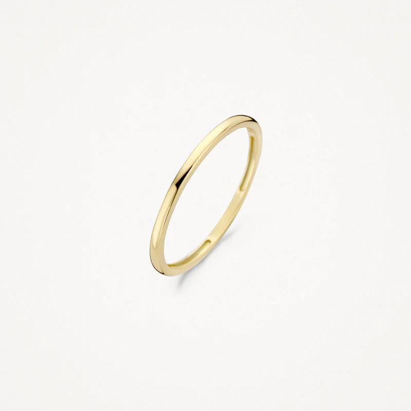De Blush Ring 14k goud is een elegant sieraad met een glad design, 1,4 mm breed. Draag deze prachtige ring solo voor een verfijnde uitstraling of combineer met andere ringen voor een trendy gelaagde look.