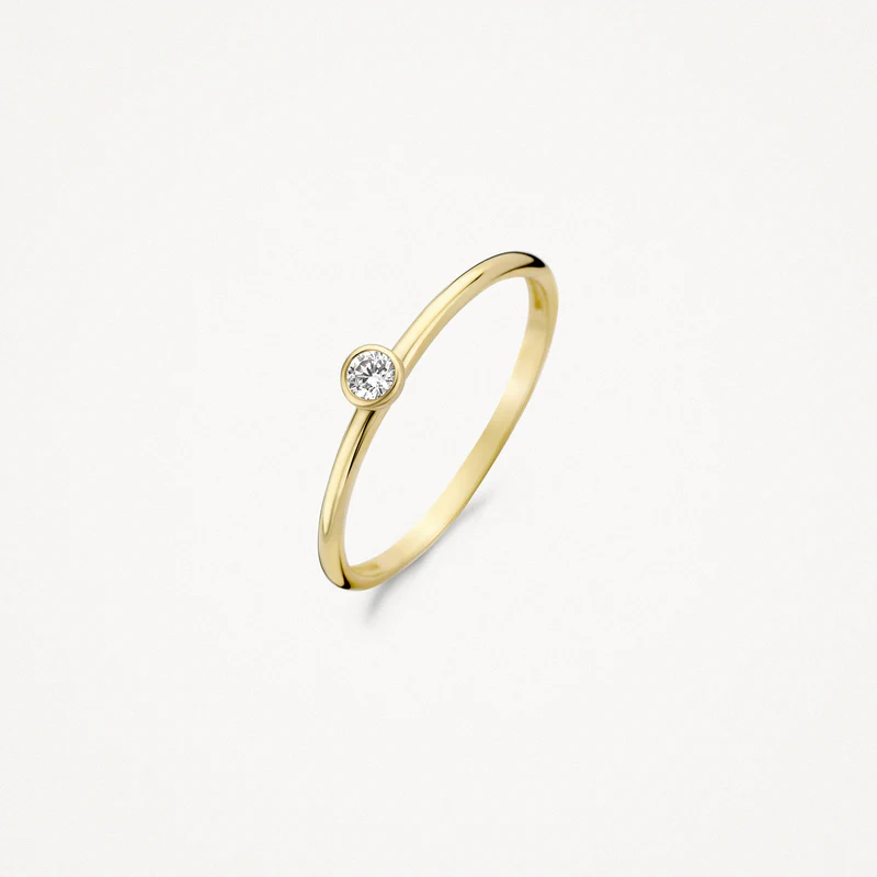 Een sprankelende zirkonia siert deze elegante ring van 14k geelgoud. De band is 1,3 mm breed en de steen heeft een doorsnede van 3,3 mm. Prachtig om te combineren met andere ringen uit onze collectie.