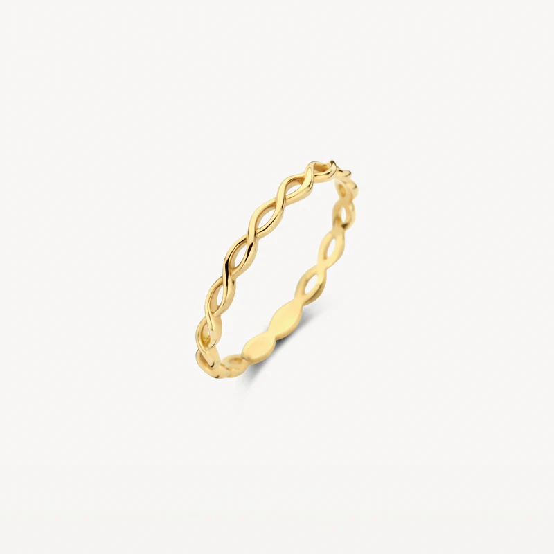 Deze 14k geelgouden ring heeft een bijzonder en modern vlechtontwerp. De ring heeft een doorsnede van 2 mm en staat prachtig in combinatie met andere wit- of geelgouden (aanschuif)ringen uit onze collectie.


