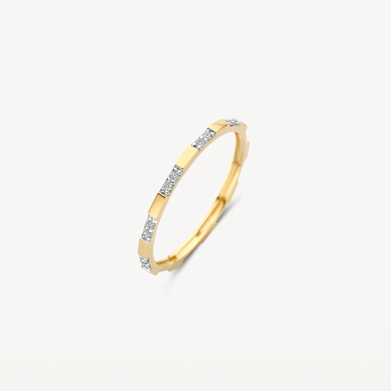 Deze elegante 14k geelgouden ring is afwisselend glad en bezet met zirkonia in pavé-zetting. De band heeft een doorsnede van 1,3 mm. Draag deze ring alleen of mix en match hem met andere (aanschuif)ringen uit onze collectie.