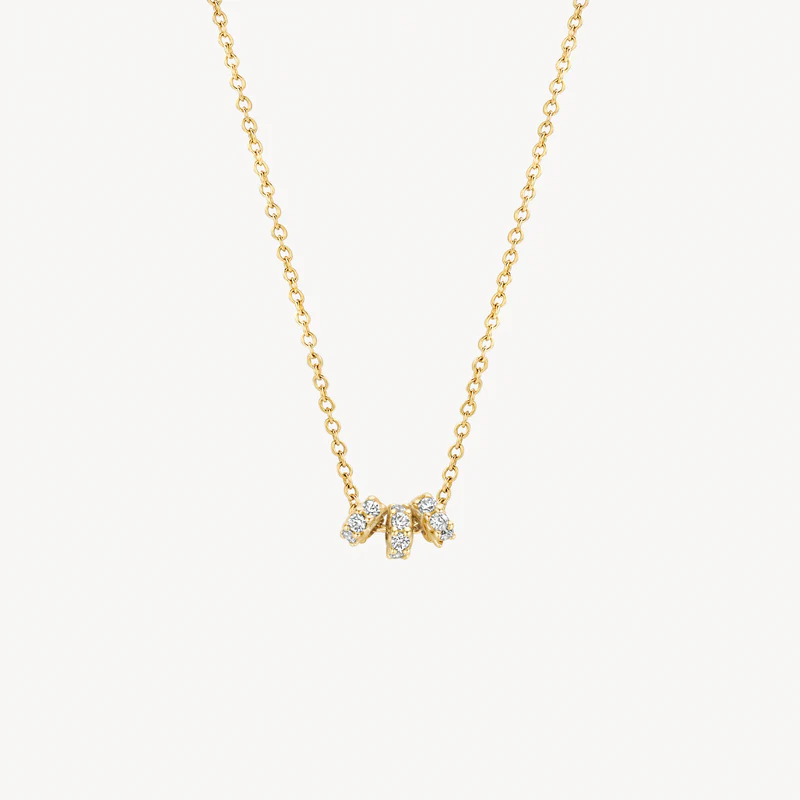 Drie met zirkonia gezette ringetjes in 14k geelgoud sieren dit stijlvolle en tegelijkertijd speelse collier. De doorsnede van de ringetjes is 3 mm en het collier is 42 cm lang. Draag dit prachtige collier alleen of combineer het met andere sieraden uit onze collectie. 

Diameter: 0.9 mm
Lengte collier: 42 cm
Type goud: 14k Geel goud
Type schakel: Rolo schakel
Type sluiting: Veringsluiting
Type steen: Zirkonia
Zetting: Pavé zetting