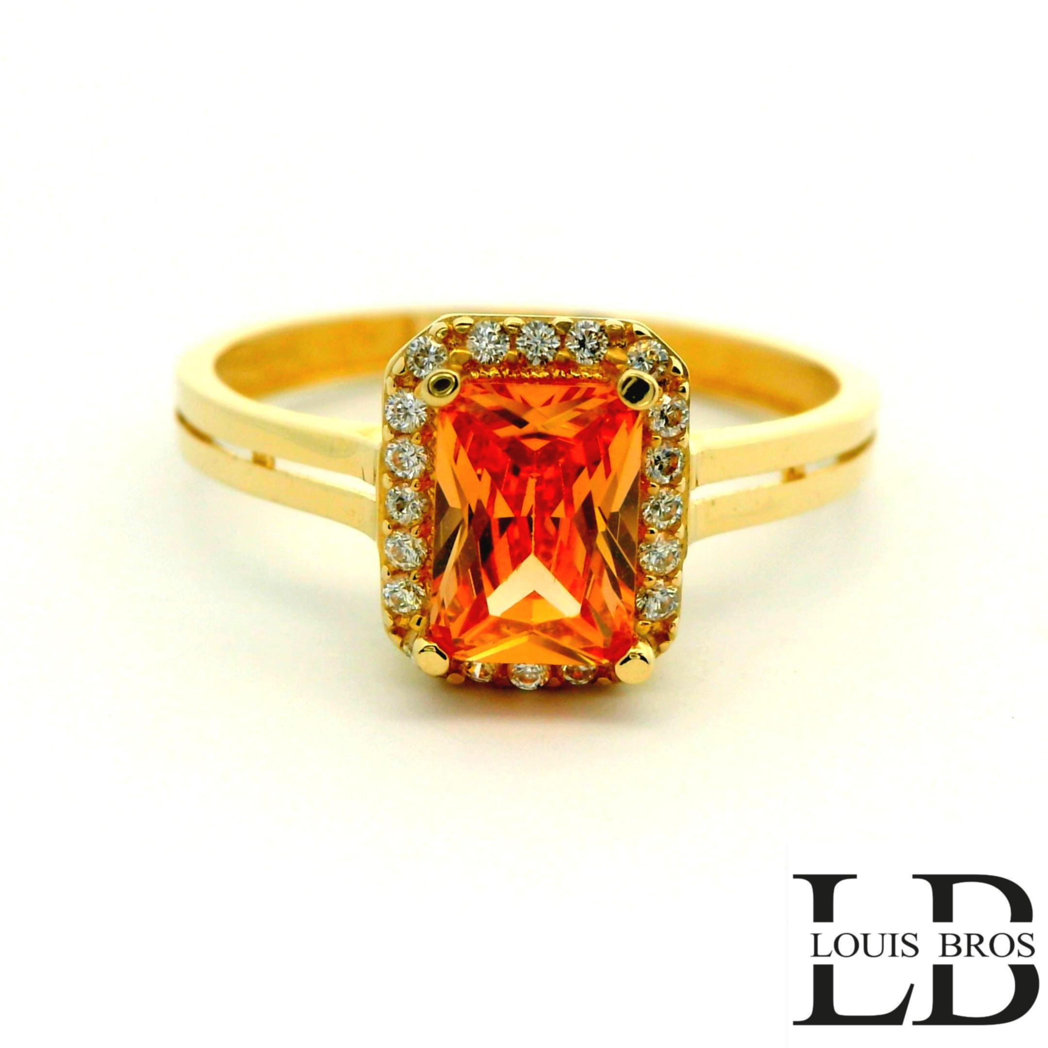 Deze schitterende geelgouden ring van 14 karaat (1.98 gr) straalt warmte en elegantie uit. In het hart van de ring schittert een geelgekleurde zirkonia, die met zijn zonnige gloed perfect harmonieert met de rijke toon van het goud. De steen is omringd door heldere zirkonia&rsquo;s, die het licht prachtig vangen en een luxueuze schittering toevoegen.

De strakke, gesplitste band zorgt voor een moderne en verfijnde uitstraling, terwijl het ontwerp tijdloos en stijlvol blijft. Deze ring is een perfecte keuze voor wie houdt van klassieke elegantie met een vleugje glamour.

Kenmerken:

Materiaal: 14 karaat geelgoud

Steen: geelgekleurde zirkonia, omrand met heldere zirkonia&rsquo;s

Design: rechthoekige zetting met gesplitste band

Afwerking: hoogglans gepolijst

Stijl: tijdloos, elegant en luxueus.
De ring is verkrijgbaar in meerdere afmetingen.