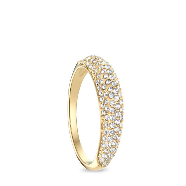 Deze nieuwe ring uit onze Arctic Pav&eacute; Collectie is een schitterend voorbeeld van verfijnde elegantie en opvallende goudglans. Gemaakt van glanzend goudkleurig roestvrij staal, is de voorkant rijkelijk bezet met een dichte rij fonkelende kristalglasstenen in een pav&eacute;-setting, wat een betoverend lichtspel cre&euml;ert dat vanuit elke hoek de aandacht trekt.  De slanke vorm en subtiel gebogen design maken deze ring tot een veelzijdig sieraad &ndash; perfect om zowel alledaagse outfits als speciale gelegenheden een vleugje verfijning te geven. Met oog voor detail en vakmanschap ontworpen, biedt hij een comfortabele pasvorm terwijl hij zijn stralende glans behoudt &ndash; een echte statement-ring die moderne glamour met tijdloze elegantie combineert. 