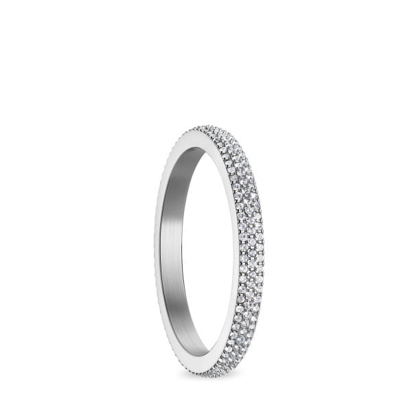  Een slanke en elegante ring van zilverkleurig roestvrij staal, versierd met drie rijen fonkelende witte kristallen. Het verfijnde pav&eacute;-ontwerp geeft de ring een luxueuze uitstraling en zorgt voor een subtiele maar opvallende glans aan de vinger.  Dankzij het tijdloze ontwerp is de ring perfect om solo te dragen of te combineren met andere sieraden &ndash; ideaal voor dagelijks gebruik en bijzondere gelegenheden. Onderdeel van de stijlvolle Arctic Pav&eacute; collectie. 