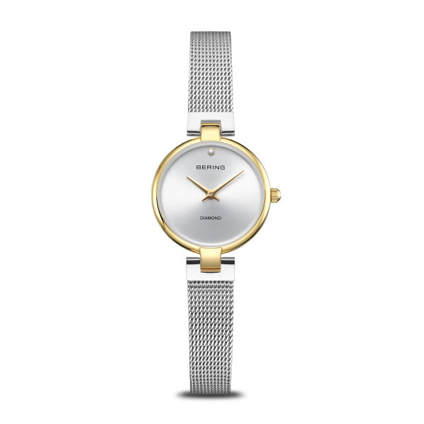 Een moment voor altijd &ndash; minimalistische glans met echte diamant

Klein, verfijnd en onmiskenbaar BERING: dit dameshorloge uit de Classic collectie combineert ingetogenheid met een vleugje luxe. De gepolijste goudkleurige kast van 24 mm omlijst een zilveren wijzerplaat met een echte diamant op 12 uur &ndash; een stralend detail dat opvalt door eenvoud.