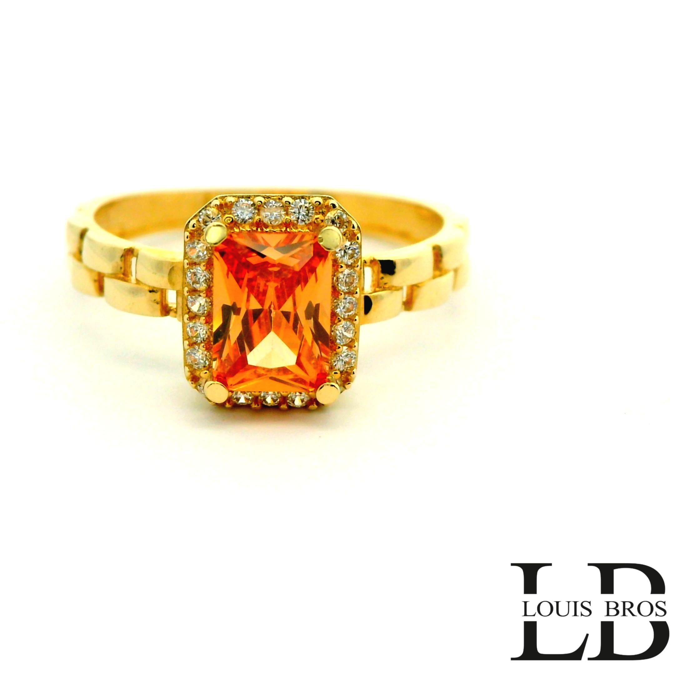 Deze schitterende geelgouden ring van 14 karaat (2.19 gr) straalt warmte en elegantie uit. In het hart van de ring schittert een geelgekleurde zirkonia, die met zijn zonnige gloed perfect harmonieert met de rijke toon van het goud. De steen is omringd door heldere zirkonia’s, die het licht prachtig vangen en een luxueuze schittering toevoegen.

De strakke, gesplitste band zorgt voor een moderne en verfijnde uitstraling, terwijl het ontwerp tijdloos en stijlvol blijft. Deze ring is een perfecte keuze voor wie houdt van klassieke elegantie met een vleugje glamour.

Kenmerken:

Materiaal: 14 karaat geelgoud

Steen: geelgekleurde zirkonia, omrand met heldere zirkonia’s

Design: rechthoekige zetting met gesplitste band

Afwerking: hoogglans gepolijst

Stijl: tijdloos, elegant en luxueus.
De ring is verkrijgbaar in meerdere afmetingen.