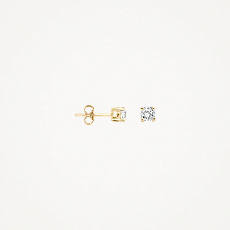 De witte zirkonia’s met een doorsnede van 3 mm in 14 karaat geelgouden chaton zetting geven een mooie sprankeling aan deze elegante oorknoppen. De subtiele knopjes gaan heel goed samen met andere (oor)sieraden uit onze collectie. De oorknoppen zijn in diverse afmeringen beschikbaar en in het wit- en rosé goud.