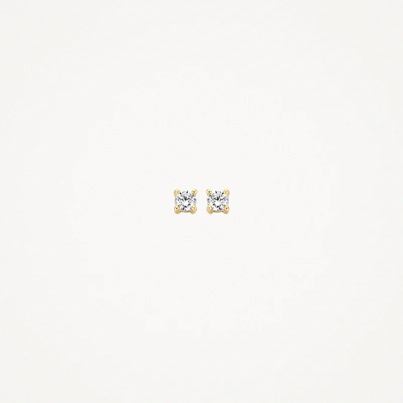 De witte zirkonia’s met een doorsnede van 2,5 mm in 14k geelgouden chatonzetting geven een mooie sprankeling aan deze tijdloze oorknoppen. De subtiele knopjes gaan heel goed samen met andere (oor)sieraden uit onze collectie. 

