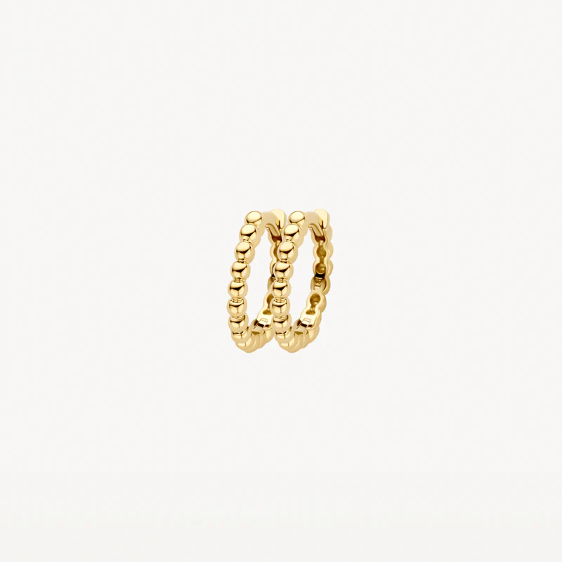 Deze 14k geelgouden oorringen zijn versierd met een bolletjesmotief rondom en hebben een lengte van 11,7 mm. Leuk om op zichzelf te dragen of in combinatie met andere (oor)sieraden uit onze collectie.