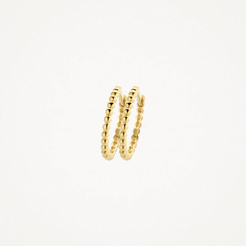 Het bolletjespatroon geeft deze 14k geelgouden ronde oorringen een speelse uitstraling. De doorsnede van is 14 mm. Deze oorringen staan prachtig op zichzelf, maar matchen ook mooi met andere (oor)sieraden uit onze collectie.

