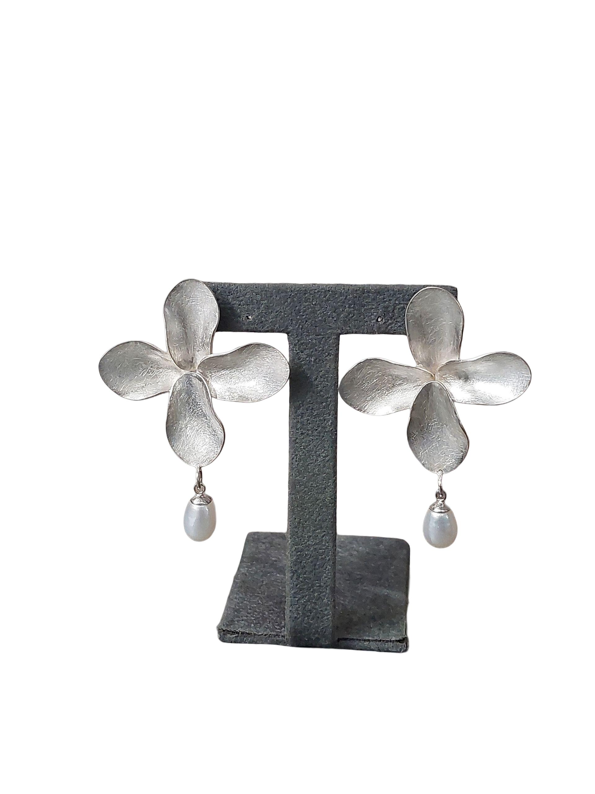 Zilver oorstekers in de vorm van een bloem 35mm met zoetwaterparel 6x6.5mm