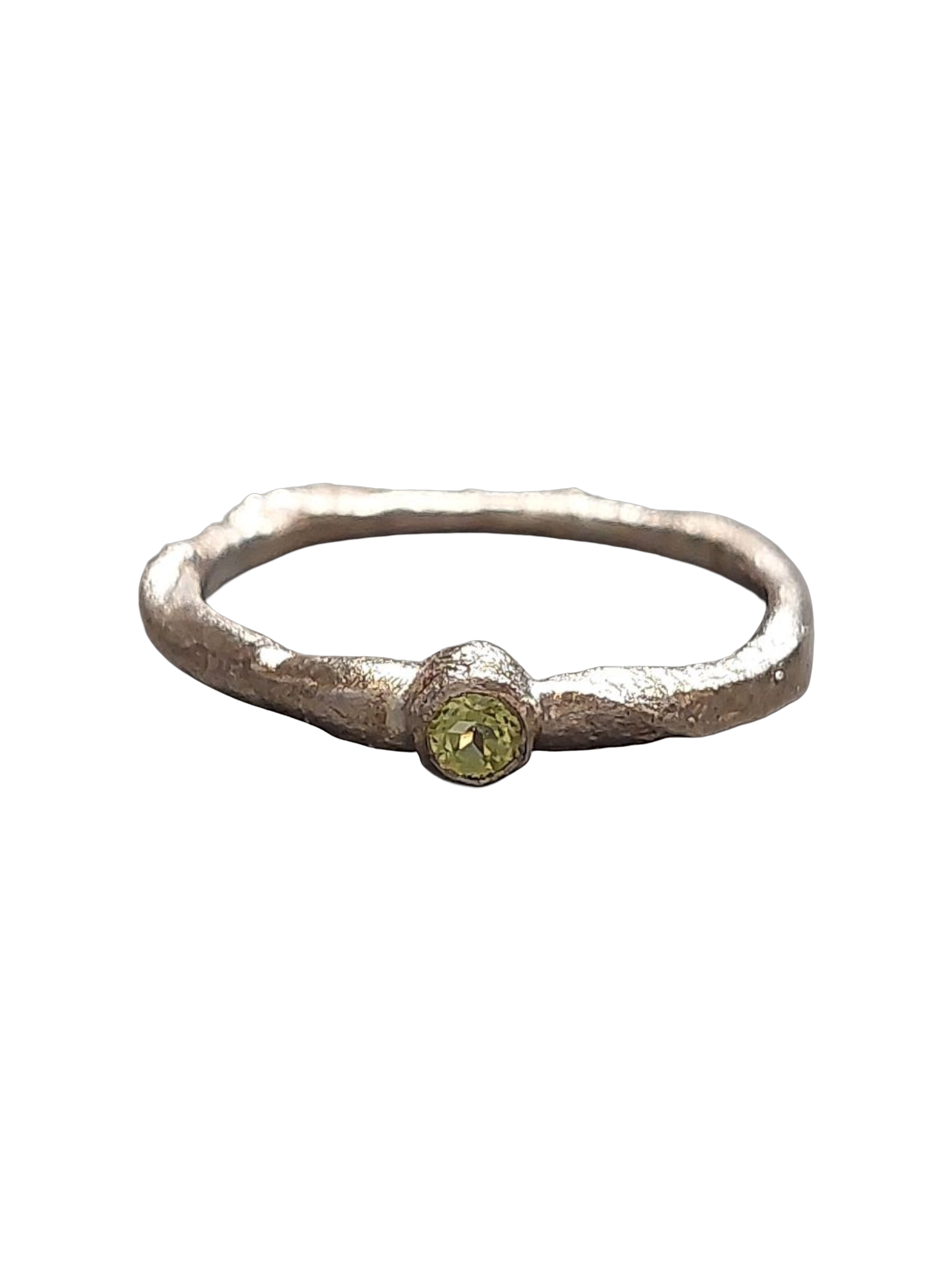 Zilver ring met smeltstructuur en Peridot