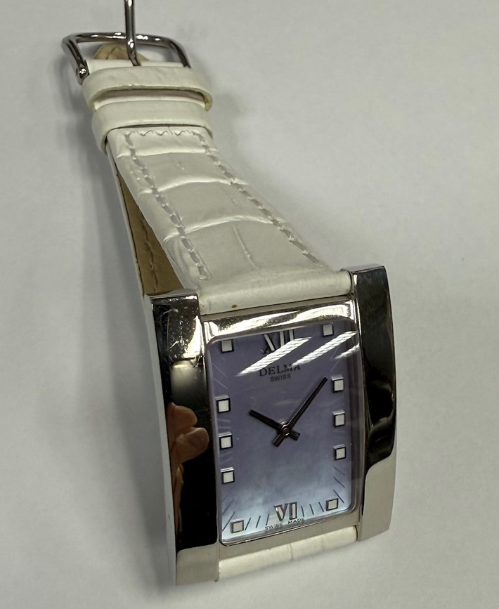 Delma Quarts dames pols horloge met parelmoeren plaat en wit lederen band. 