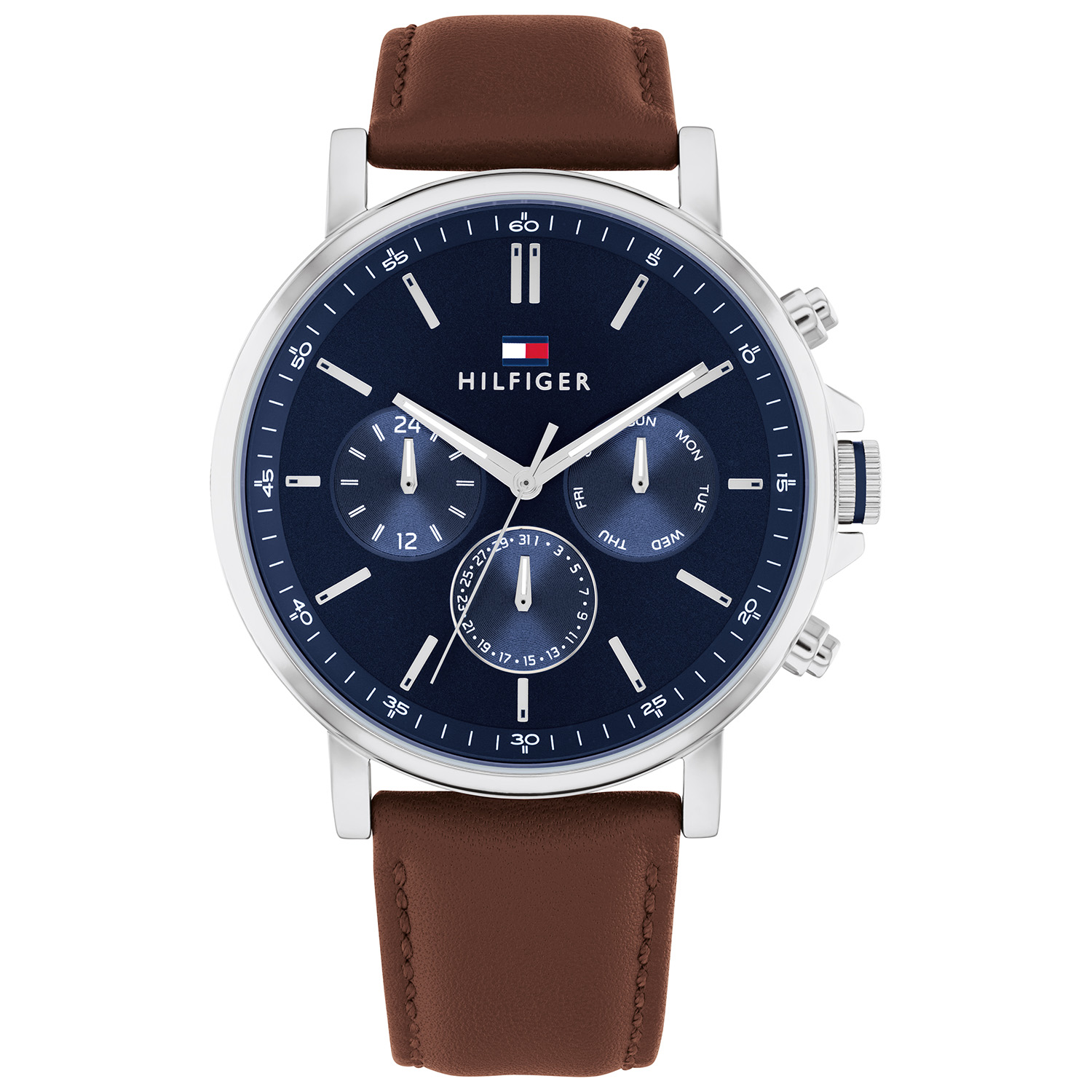 Tommy Hilfiger TH1710585 Horloge Heren Staal Zilverkleurig 44mm
Dit specifieke horloge van Tommy Hilfiger uit de Tyson serie met artikelnr: TH1710585 is een stoer herenhorloge die zeker in je collectie past. Het leren herenhorloge heeft een ronde zilverkleurige kast met een gladde bezel en een donkerblauwe wijzerplaat met dag,- datum en 24-uursaanduiding en zilverkleurige wijzers en accenten. De bruine lerenband is op lengte verstelbaar en heeft een gespsluiting. Het horloge heeft een mineraalglas, een doorsnee van 44mm en is 5ATM. 

Het merk:
Sinds de lancering van het merk in 1985 is Tommy Hilfiger wereldwijd bekend geworden als pionier van de klassieke Amerikaanse coole stijl. Ge&iuml;nspireerd door de iconische popcultuur en het Amerikaanse erfgoed. De dames en herencollectie van dit seizoen bestaan uit minimalistische silhouetten en rustieke lederen details. De herenhorlogecollectie biedt iconische uurwerken met roestvrijstalen, lederen en siliconen banden.

Specificaties:
- Mineraalglas
- Ronde kast 44mm
- Zilverkleurige horlogekast
- Donkerblauwe wijzerplaat
- Bruine leren band 
- 5ATM