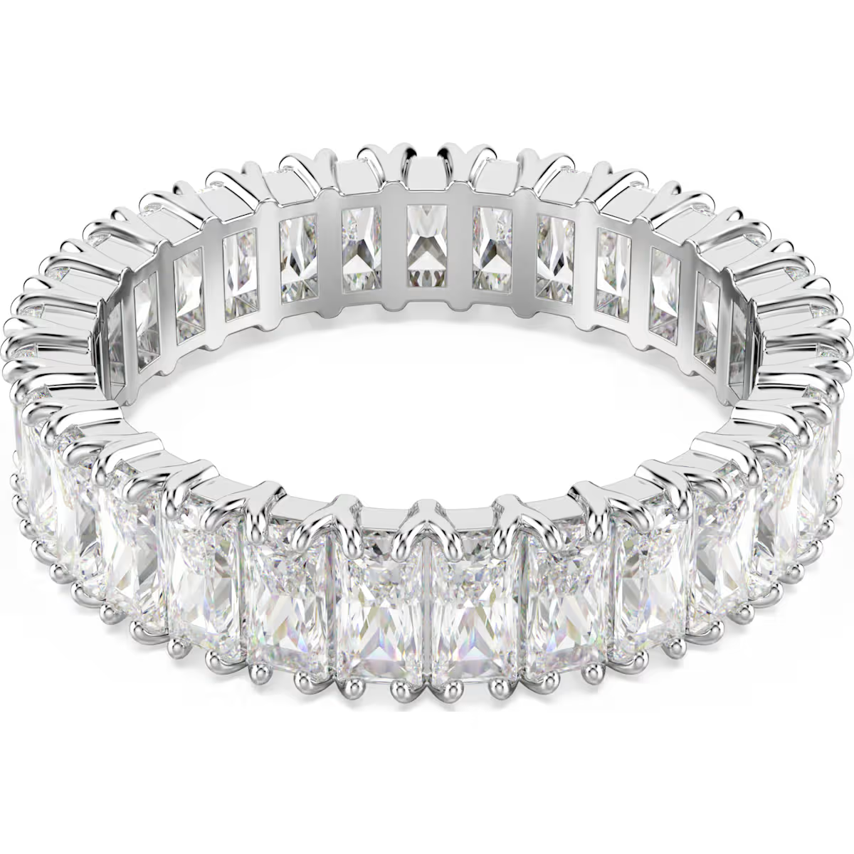 Geen sieradencollectie is compleet zonder een stralende bandring. Dit ontwerp met zilverkleurige afwerking is volledig omrand met Swarovski Zirkonia in Baguette-slijpvorm, elk geplaatst in een verfijnde klauwzetting. Een sensationeel stuk om los te dragen of in combinatie met andere oogverblindende ringen uit de Matrix-lijn.