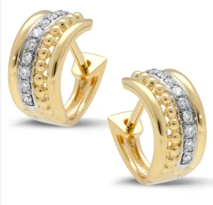 De Pas Diamonds 14 Krt klapoorringen zijn vervaardigd uit 14-karaats geel/ witgoud en bezet met diamanten van in totaal 0.15 karaat, met H SI-kleur en -helderheid. Deze oorbellen voegen een vleugje elegantie toe aan elke gelegenheid en kunnen zowel dagelijks als bij speciale gelegenheden gedragen worden voor een verfijnde uitstraling.