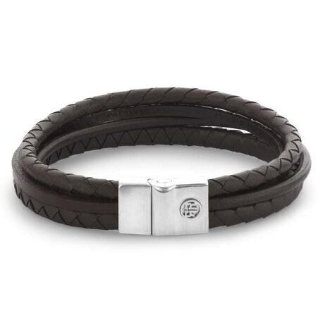 Vier leren armbandjes aan 1 slot
Deze Full Metal Premium armband van Rebel and Rose is een donker bruine leren armband van 12 mm breed met een sluiting van edelstaal. De armband bestaat uit 4 aparte leersoorten die samenkomen in de sluiting. Het leer is met veel zorg en vakmanschap handmatig gelooid en gevlochten door de ambachtslieden van Rebel and Rose. Het R&R logo is in 3D op de sluiting aangebracht. De unieke (PSR*) sluiting bestaat uit twee delen die perfect in elkaar vallen, zonder dat daar hulpmiddelen als magneten voor nodig zijn
Een merk dat staat voor kwaliteit
Rebel & Rose maakt geen doorsnee sieraden: ze staan bekend om hun stoere ontwerpen gecombineerd met verfijnde details. Elk item vertelt iets over vrijheid, creativiteit én aandacht voor ambachtelijk werk – waarden die diep verankerd zitten in het DNA van dit Nederlandse merk.
Selecteer de gewenste maat en let op, met het wijzigen van de maat verandert ook de beschikbaarheid of levertijd, we versturen de bestelde armband zo snel mogelijk.
Graveren
We kunnen een kleine gravering aanbrengen op de sluiting van de armband, er is ruimte op de voor- en achtzijde van de sluiting. U kunt uw graveervoorkeuren opgeven in het opmerkingenvak onder het graveervak.
RR-M0055