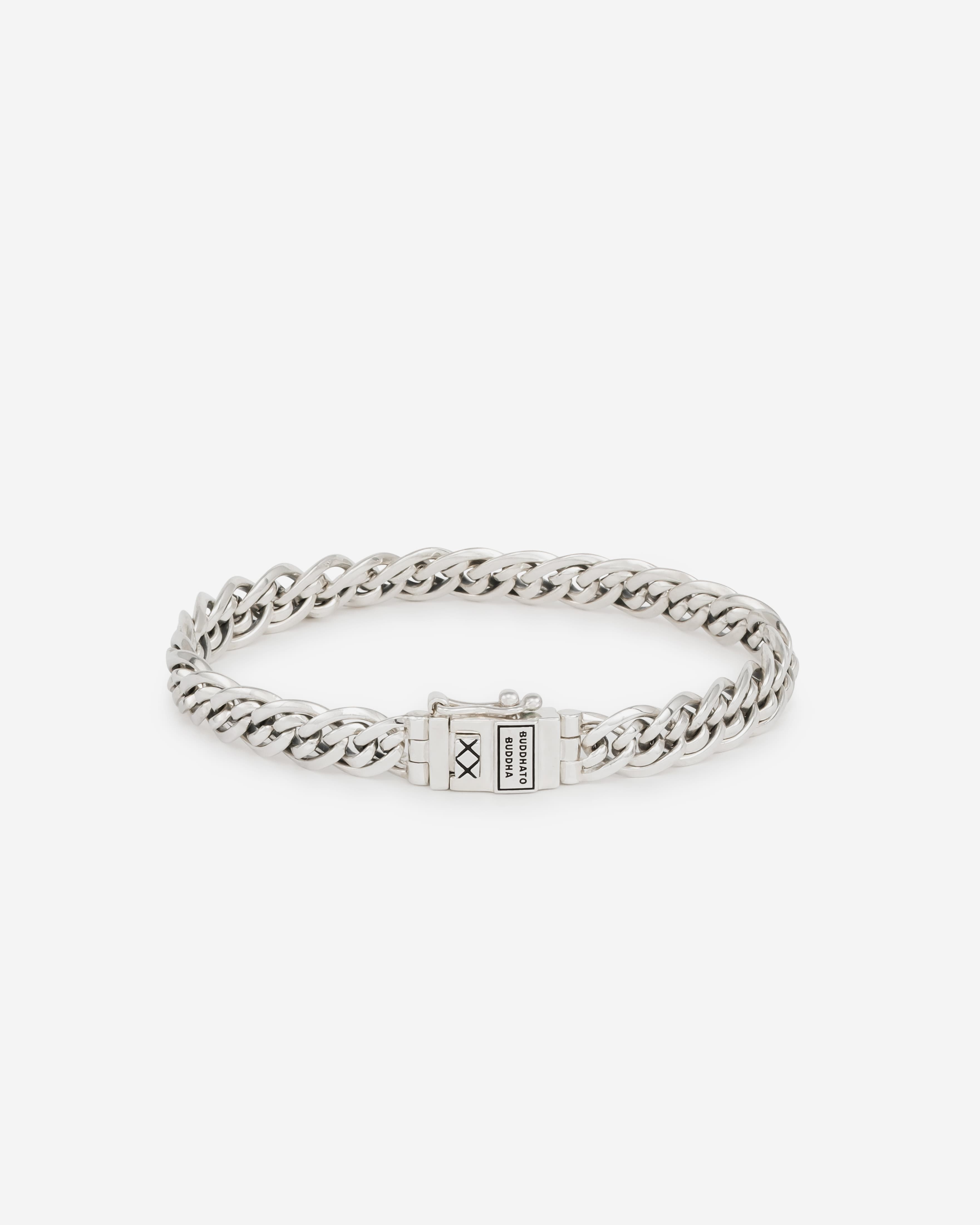 De Nathalie Mini is een subtiele variant van een van onze meest iconische Buddha to Buddha armbanden. Het ontwerp is een van de bekendste schakels uit onze collectie! De aparte dubbele schakels die typisch zijn voor de Nathalie maakt deze sterling zilveren armband tot een echt meesterwerk. Elke schakel is zorgvuldig met de hand gevormd, een getuigenis van de toewijding en het vakmanschap van onze ambachtslieden. Gemaakt van gerecycled premium zilver, staat deze armband voor een perfecte balans tussen duurzaamheid, kwaliteit en stijl. De Nathalie XS Armband is meer dan alleen een sieraad; het is een verhaal van passie, kunst en connectie. Ontworpen in Amsterdam en met de hand gemaakt in Zuid-Oost Azi&euml;.