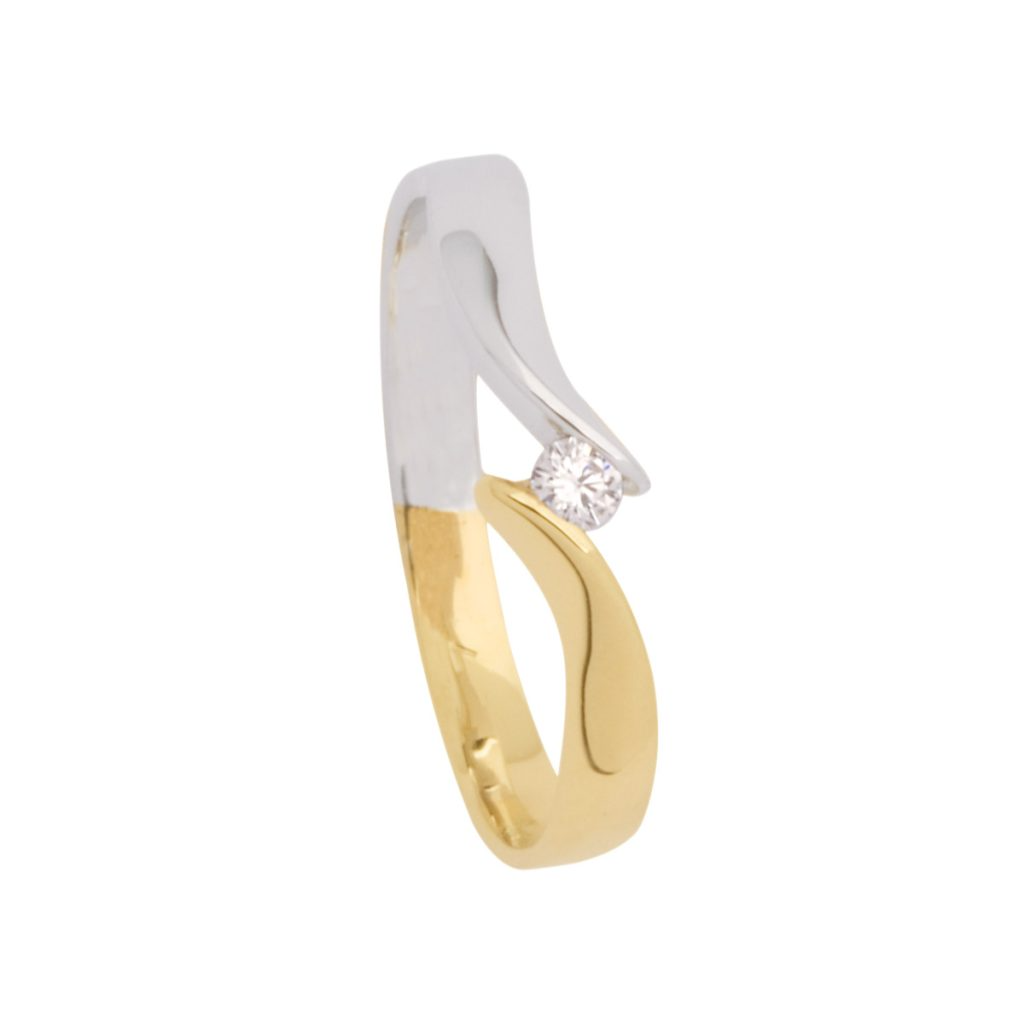 De 14krt geel/witgouden ring, model Capri (R113/4), is een verfijnde juweel met een schitterende diamant van 0,04ct. Het bevat 14-karaats goud en een VVS1 zuivere diamant in Top Wesselton kleur. Perfect om dagelijks te dragen of als elegant accent bij speciale gelegenheden. Ideaal om te stapelen of solo te dragen voor een subtiele glans.