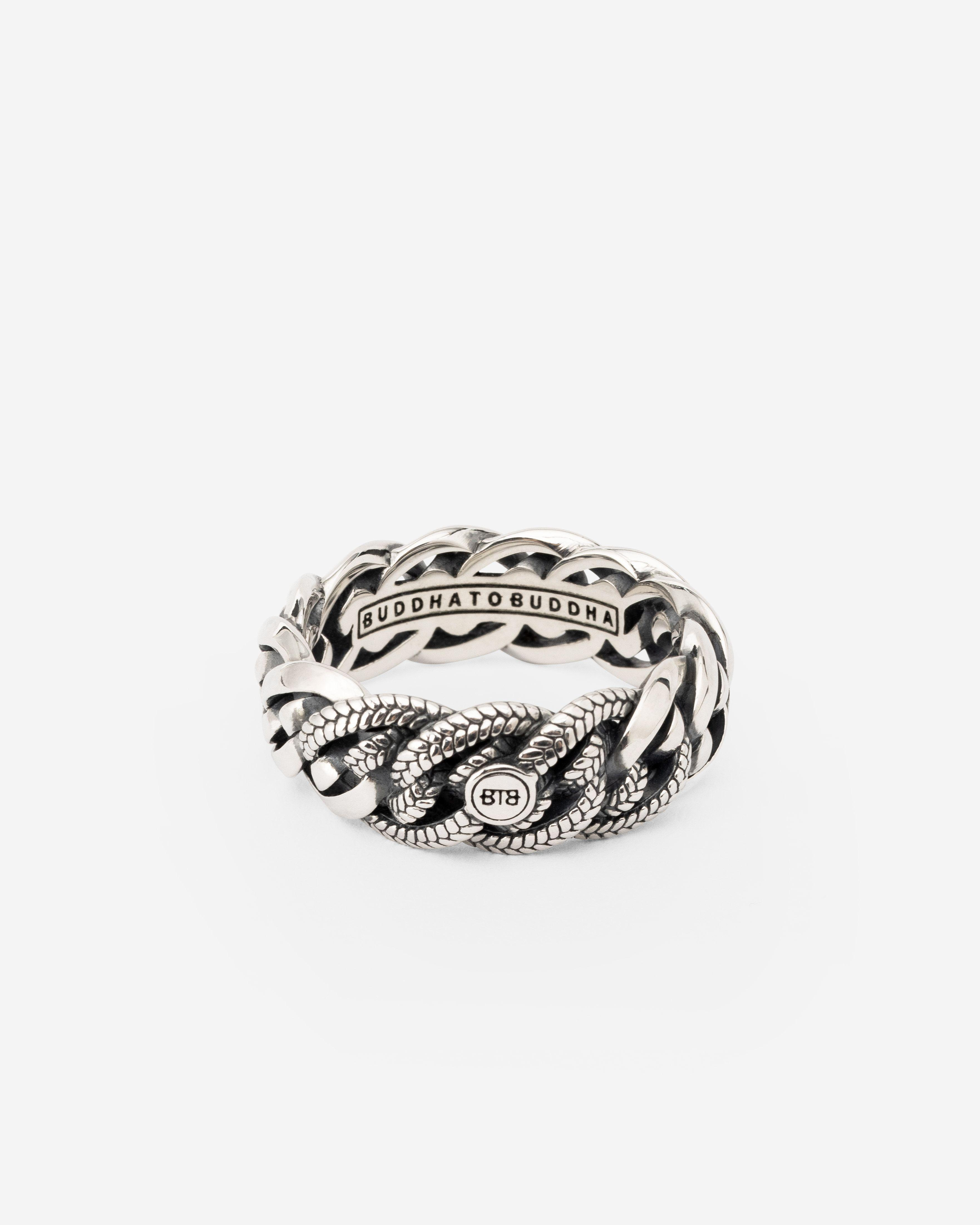 De Nathalie Textuur Small ring is een uniek ontwerp van de Nathalie schakel. Deze schakel loopt door de hele ring, inclusief het middenstuk, wat resulteert in een krachtig geheel met een iconische uitstraling. Het verfijnde vlechtwerk combineert onze Nathalie weaving met de Barbara structuur, wat zorgt voor een unieke en elegante look. Combineer de ring met onze bijpassende armband voor een complete set die zich onderscheidt van de standaard Nathalie collectie. Elk stuk is ontworpen in Amsterdam en met zorg vervaardigd in Zuidoost-Azi&euml; van gerecycled zilver. Welke mijlpaal vier jij met deze ring?
