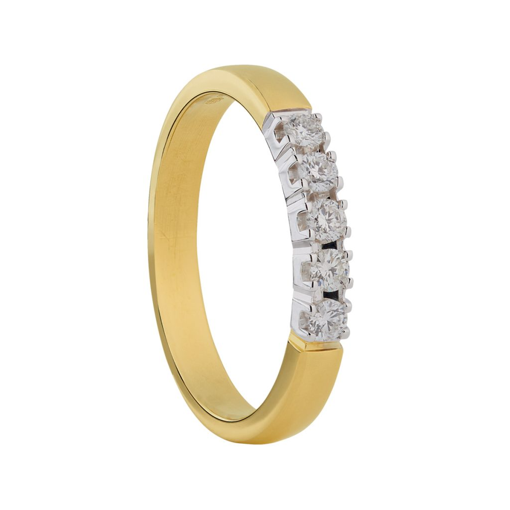 De ECLAT gouden ring is een verfijnde alliance ring met vijf diamanten van 0.07ct elk, gemaakt van 14 karaat goud. Perfect voor dagelijks gebruik of speciale gelegenheden. Draag deze ring op als elegant en tijdloos sieraad. Combineer met andere sieraden voor een stijlvol statement.