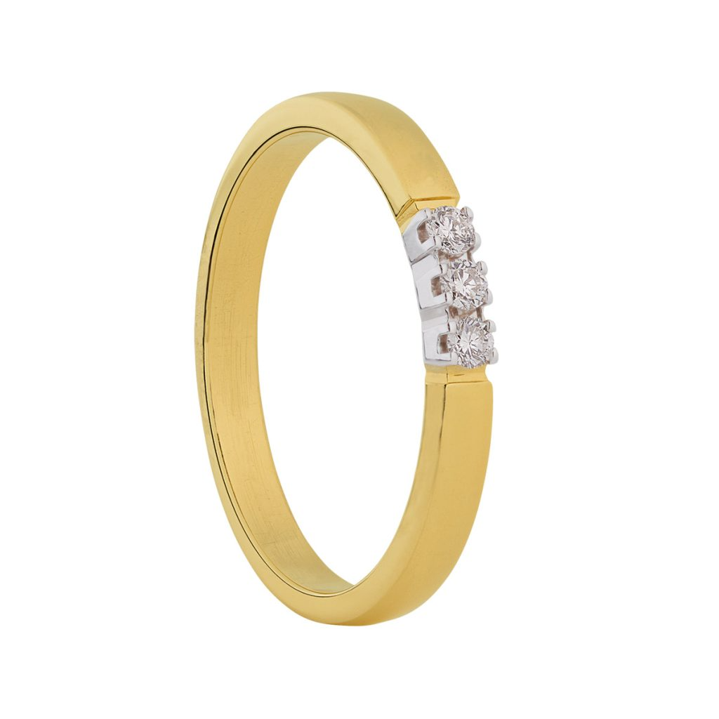 Deze prachtige 14krt geelgouden alliance ring, model M101NEW met 3X0.07ct, heeft drie briljante diamanten van elk 0.07ct met zuiverheid VS1 en G kleur. Deze ring, maat 56, is perfect voor speciale gelegenheden of als dagelijks elegant accessoire. Draag hem solo voor een subtiele uitstraling of in combinatie voor een opvallende look. Ideaal voor elke sieradenliefhebber.