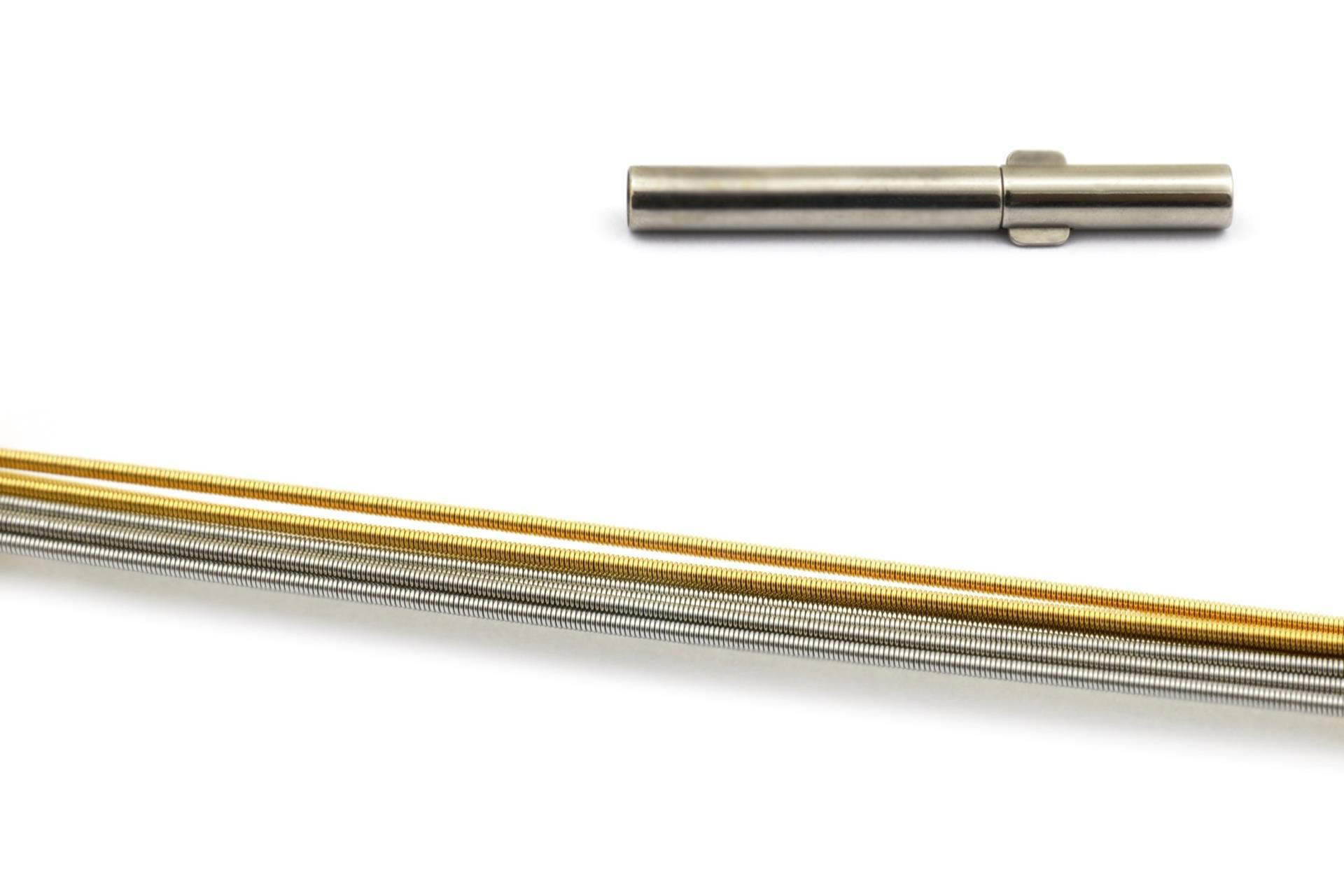 Der Edelstahl Bicolor Elastic Spiral Halskette mit der Modellnummer 110-063007-020-500-0420 besticht durch ein elegantes Design in Bicolor-Optik. Mit einer Stärke von 0,63 mm und einer Länge von 42 cm bietet sie vielseitige Tragemöglichkeiten. Ideal zum Kombinieren mit verschiedenen Outfits, sorgt das elastische Design für komfortablen Sitz. Perfekt für den täglichen Gebrauch oder besondere Anlässe.