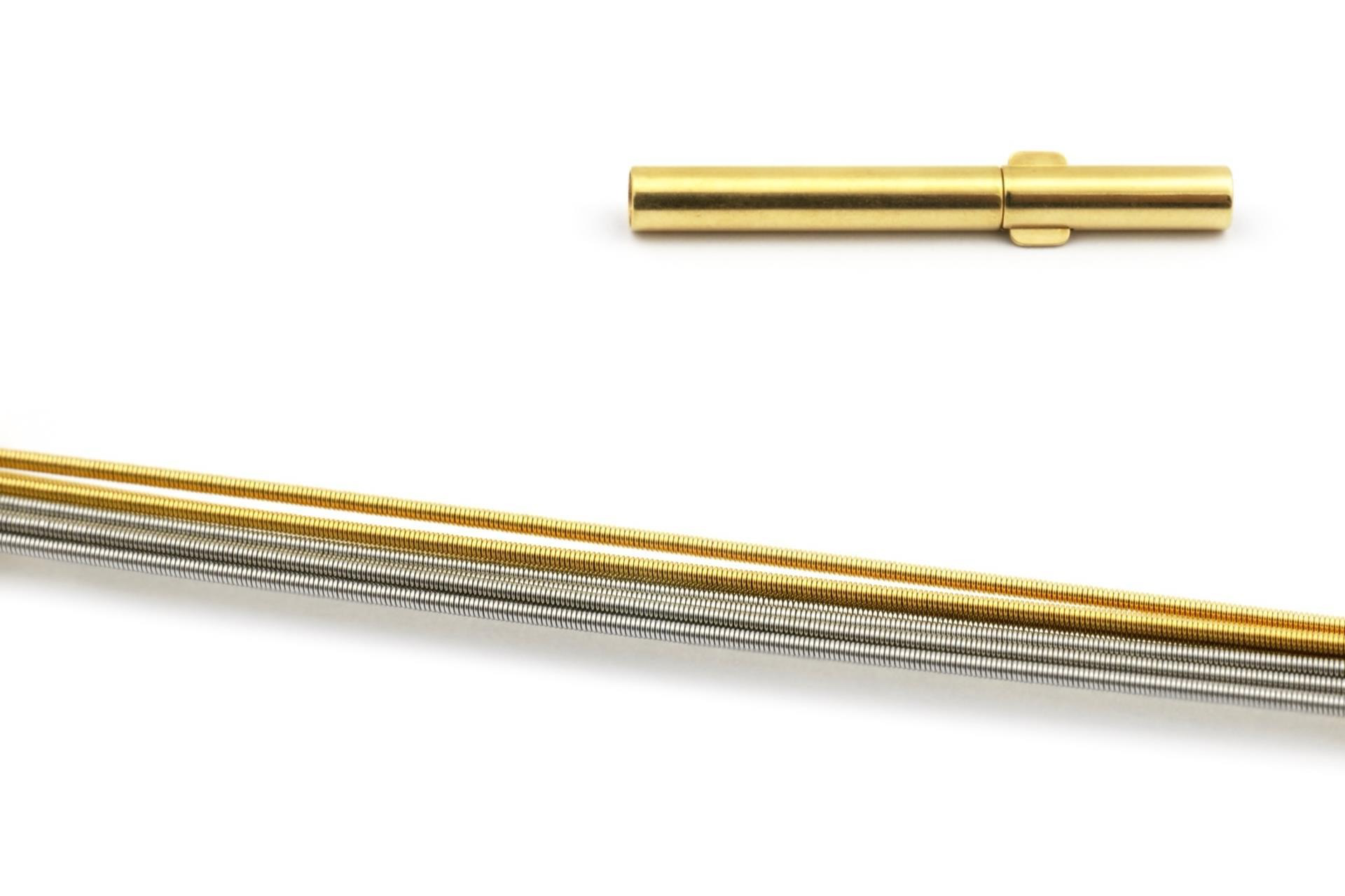 Das Produkt Edelstahl bicolor Elastic Omega 0,5mm, Modellnummer 111-050012-020-501-0450, ist eine elegante Halskette aus Edelstahl mit vergoldeten Elementen und Doubleclip-Verschluss. Ideal für den täglichen Gebrauch und besondere Anlässe, bietet es Komfort durch das elastische Design. Es lässt sich wunderbar mit formeller oder lässiger Kleidung kombinieren, um Ihren Stil zu unterstreichen.