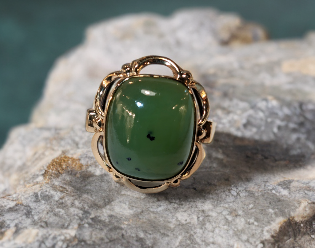 14 Karaats Geel Gouden Vintage Ring met Cabochon geslepen Nefriet (Jade).