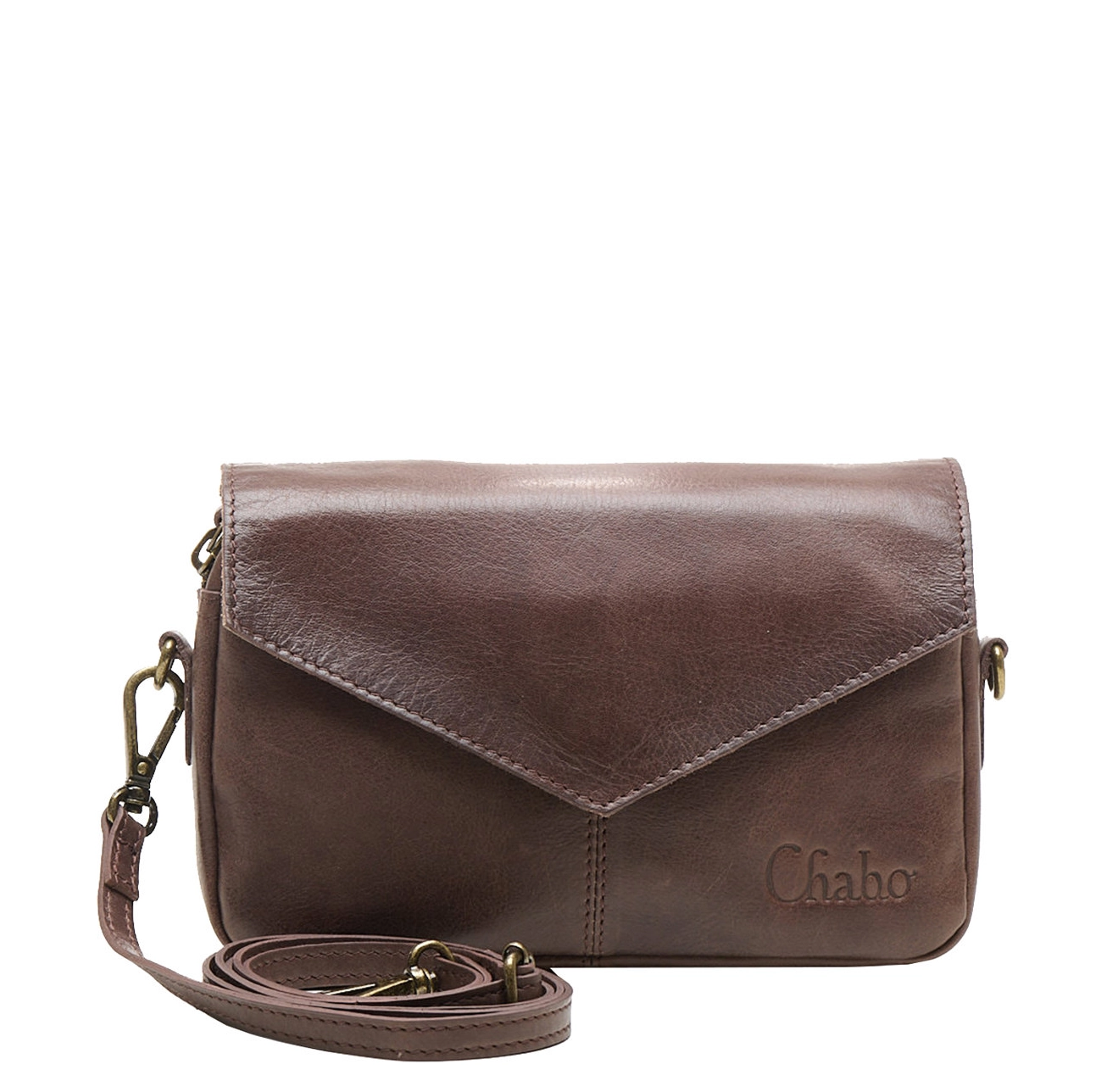 Ga stijlvol op pad met de Rio Romy schoudertas, een elegante leren tas voor dames die houdt van klasse en functionaliteit. Met haar opvallende envelopflap, stevige afwerking en duurzame materialen is dit een perfecte daily essential &ndash; compact, maar verrassend ruim.

Waarom jij de Rio Romy wilt hebben
✔ Veilig & stijlvol afsluitbaar
De tas sluit met een envelopflap voorzien van magneetsluiting, &eacute;n een ritssluiting onder de flap voor extra veiligheid. Ideaal voor het beschermen van je kostbare items tijdens het reizen, winkelen of uitgaan.

✔ Slimme opbergruimte
Binnenin vind je een extra zijvak met rits, perfect voor het opbergen van pasjes, sleutels of muntgeld &ndash; zodat je alles overzichtelijk bij de hand hebt.

✔ Comfortabel & veelzijdig draagbaar
Voorzien van een lange, verstelbare en afneembare schouderband, waardoor je de tas zowel crossbody als over &eacute;&eacute;n schouder kunt dragen &ndash; net wat jij prettig vindt.

✔ Duurzaam vakmanschap
De Rio Romy maakt deel uit van de Firm Ox Bags serie: een collectie tassen van hoogwaardig volnerf leer, plantaardig gelooid en gekleurd zonder schadelijke stoffen. Stevig, soepel en verantwoord geproduceerd.

Details

Afmetingen: 21 &times; 14 &times; 4 cm

Materiaal: Volnerf leer, plantaardig gelooid

Indeling: Hoofdvak met rits + binnenritsvak

Sluiting: Envelopflap met magneet + ritssluiting

Draagopties: Crossbody of schoudertas (band afneembaar & verstelbaar)