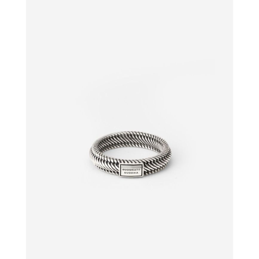 809 19 Edwin Mini Ring

De Edwin-collectie behoort tot een van de meest geliefde collecties van Buddha to Buddha. De Edwin Mini-ring is verfijnd met een krachtige uitstraling en heeft een slankere vorm dan de Edwin Small-ring. Elk stuk is met de hand vervaardigd en bezit de tijdloze kenmerken die de Buddha to Buddha sieraden typeren. Ontworpen in Amsterdam en met toewijding gemaakt in Zuidoost-Azi&euml;. Je koopt onze sieraden niet, maar je geeft ze cadeau. Aan wie geef jij dit sieraad?

Maat	19
Collectie	Edwin
Lengte mm	24.5
Materiaal	Gerecycled 925 sterling zilver
Breedte mm	5
Geslacht	Unisex
