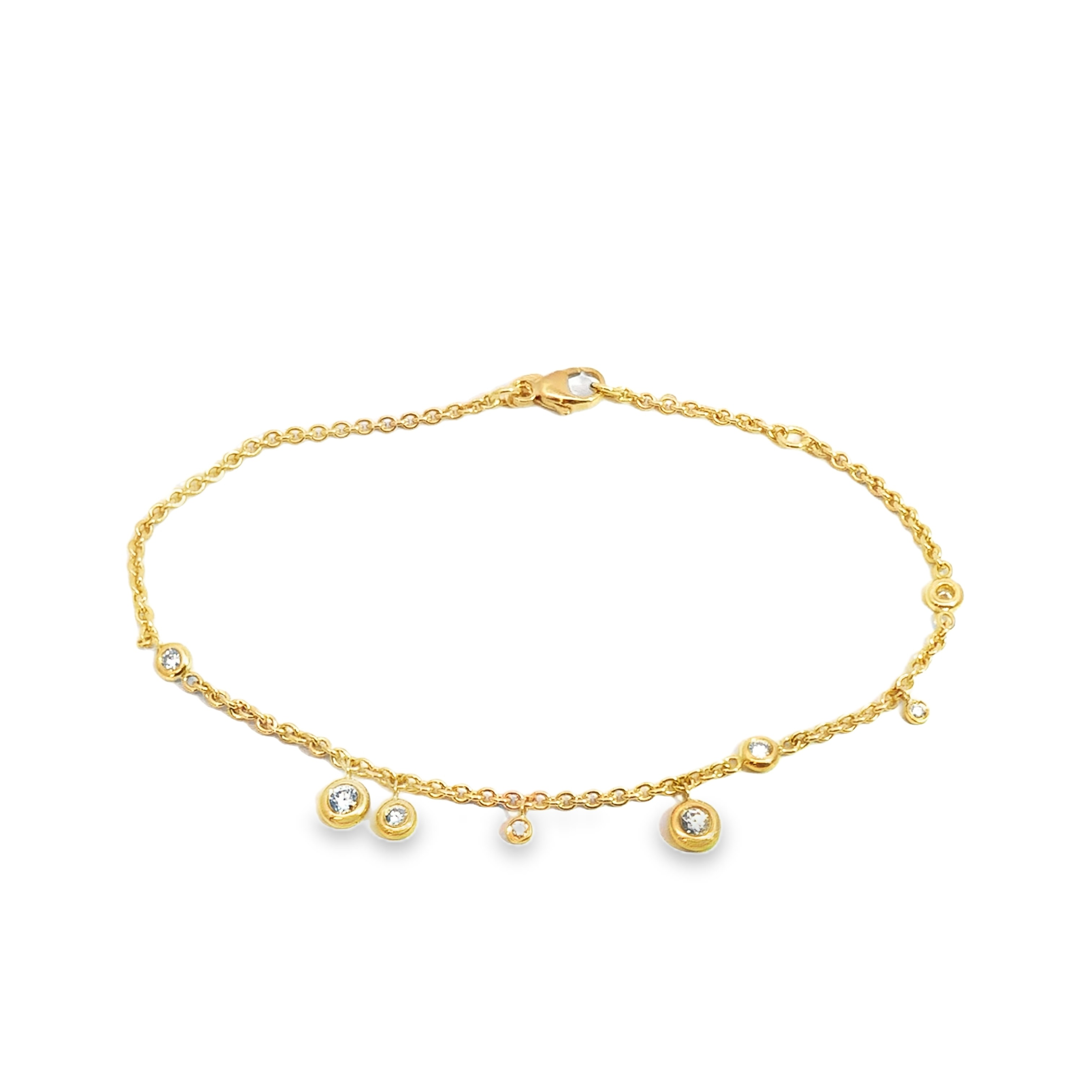 Dieses feine Goldarmband in Gold 750 mit natürlichen Diamanten und einer extra Öse bei 17 cm ist ein elegantes Schmuckstück. Es besitzt Diamanten von insgesamt 0,24ct. und hat einen sehr lässigen Charakter. Tragen Sie es allein oder kombiniert mit anderen Armbändern für ein luxuriöses Erscheinungsbild.