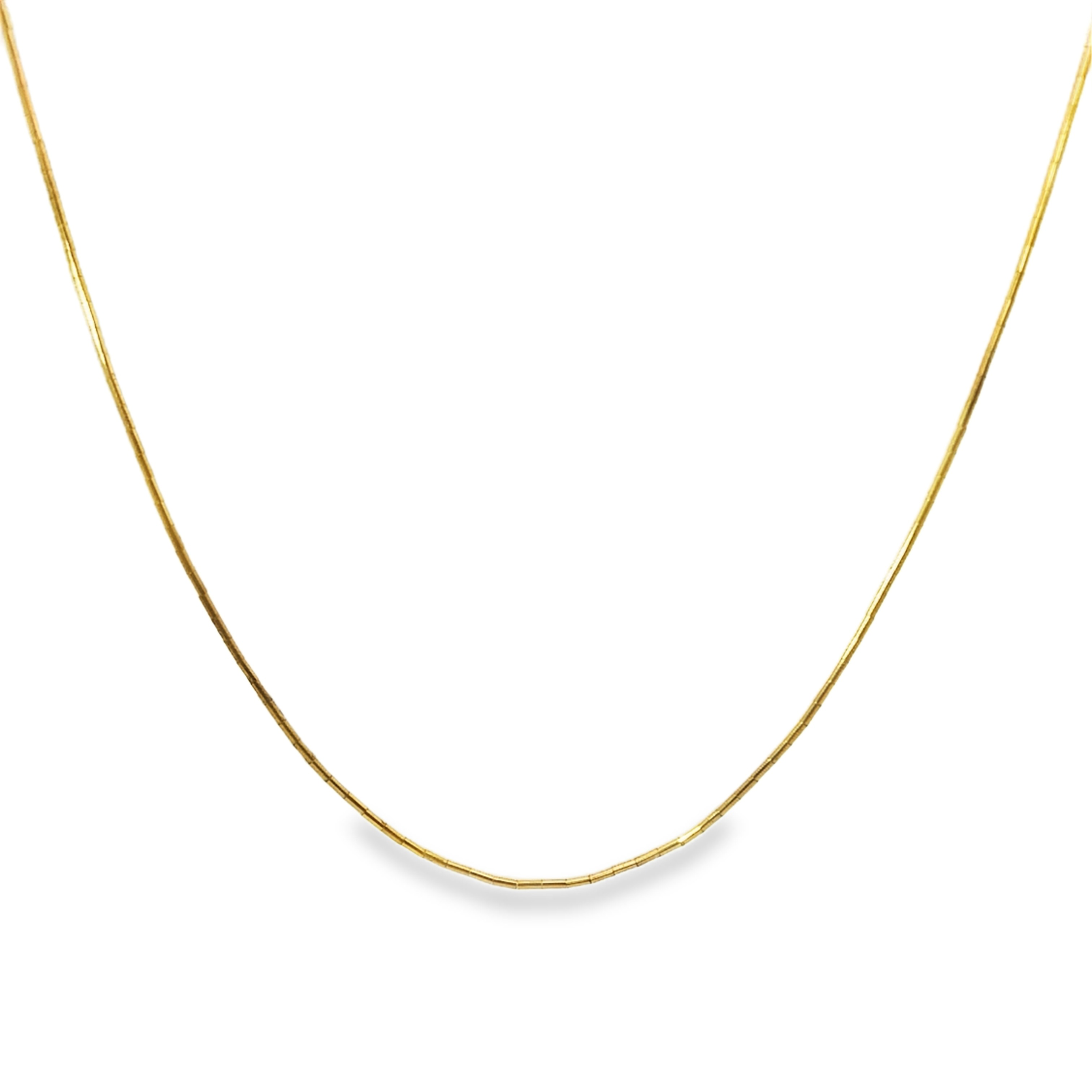 Die Röhrchenkette  ist eine elegante Halskette mit einem Karabinerverschluss. Diese Kette kann sowohl zu formellen als auch zu legeren Outfits getragen werden und verleiht jedem Look einen dezenten, aber stilvollen Touch.