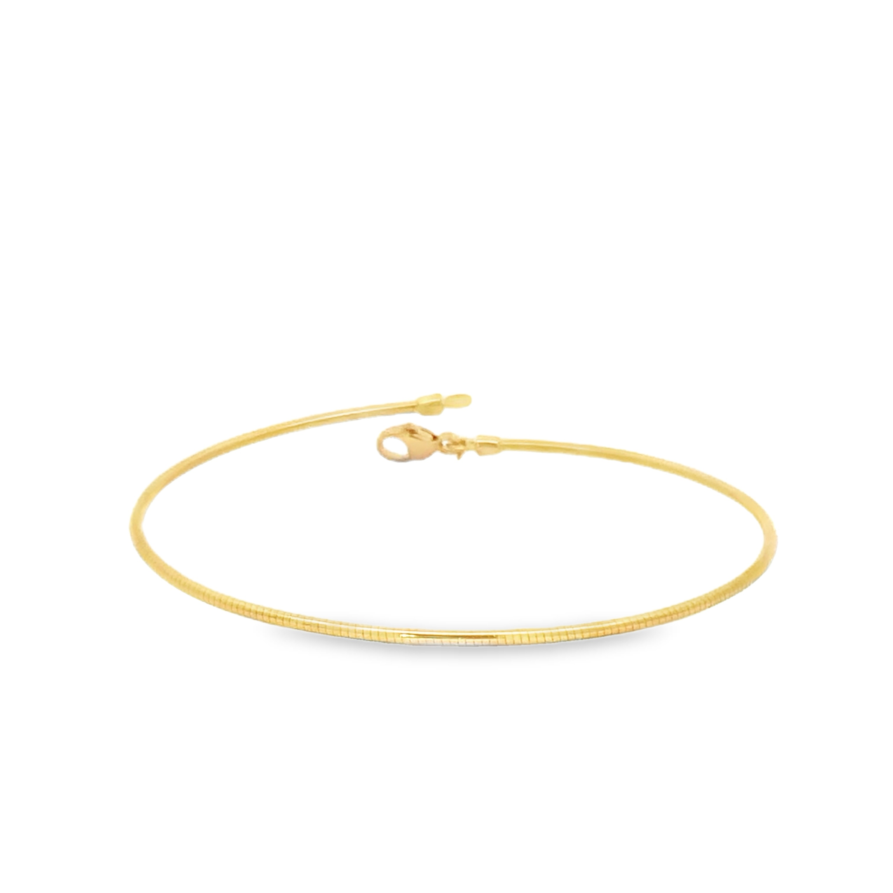 Dieser elegante Armreif ist aus strahlendem Gelbgold 750 gefertigt und zeichnet sich durch sein minimalistisches Design aus. Die schlichte Formgebung und das glatte Finish machen ihn zu einem zeitlosen Schmuckstück, das jedem Outfit eine stilvolle Note verleiht. Ein exquisites Accessoire für besondere Anlässe oder den Alltag. Durch den Titankern ist er flexibel und dabei gleichzeitig nicht knick- oder verbiegbar.