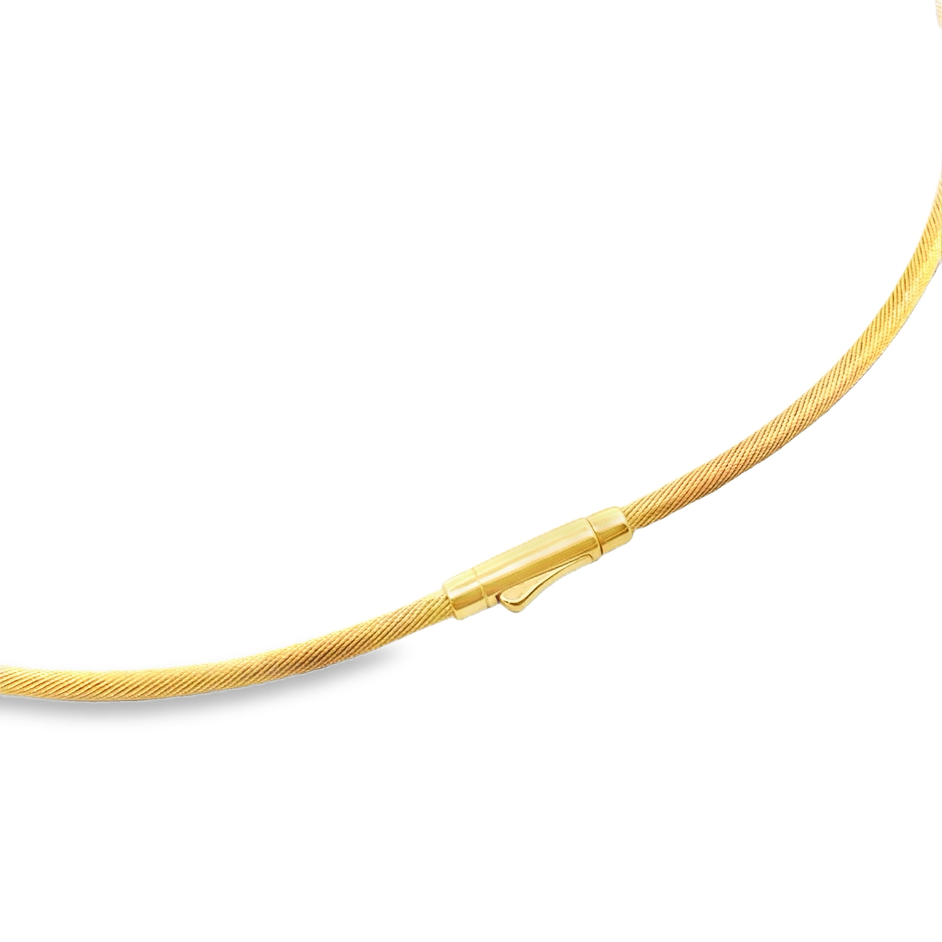 Verleihen Sie Ihrem Look mit diesem eleganten Halsreif in Gold 750 einen Hauch von Luxus. Gefertigt aus feinstem Gelbgold, bietet diese Kette zeitlose Schönheit und vielseitige Eleganz. Perfekt, um allein getragen zu werden oder mit Ihren Lieblingsanhängern zu kombinieren, ist sie ein unverzichtbares Schmuckstück für jede Gelegenheit.