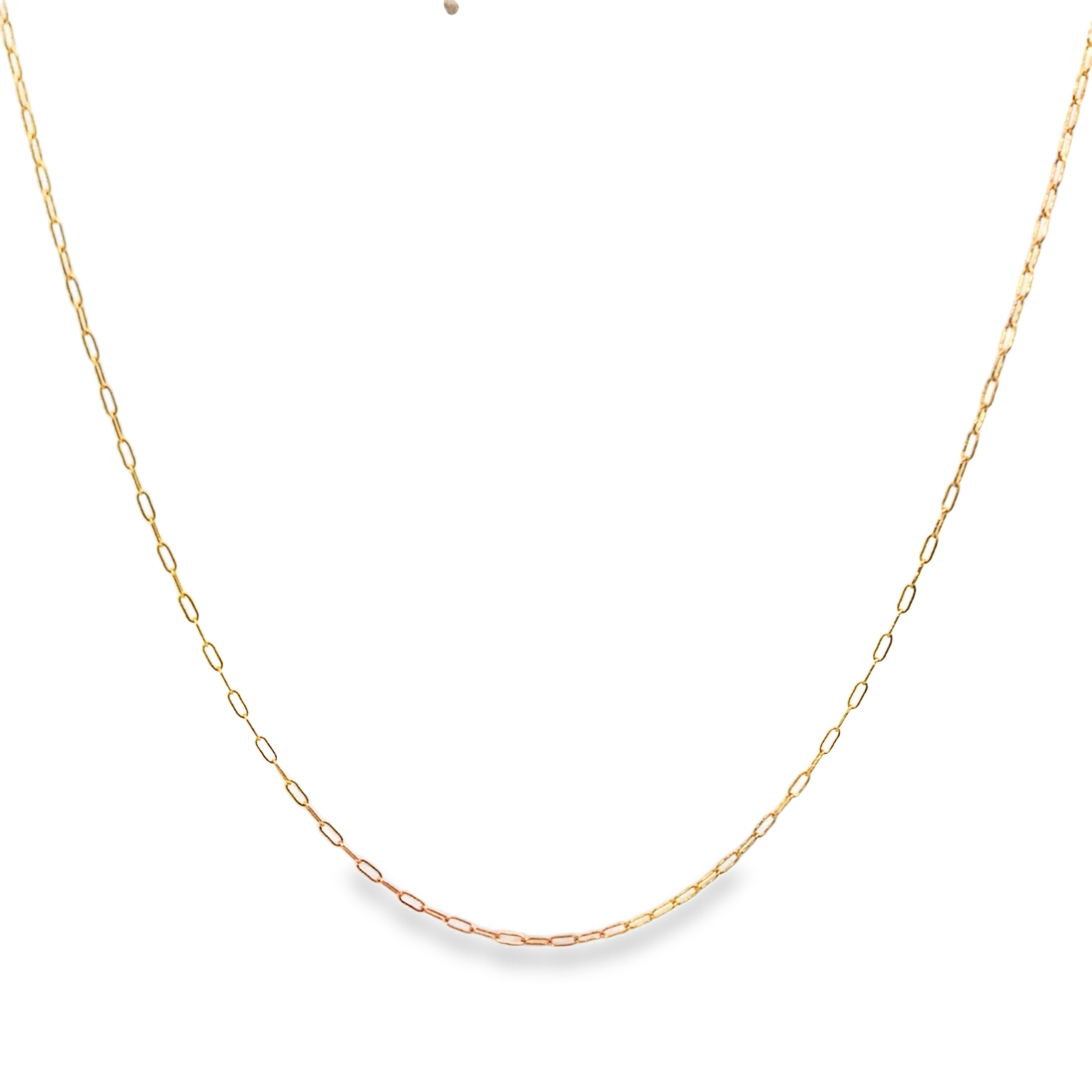 Die Paperclip-Kette besticht durch ihre elegante Schlichtheit. Aus 0,35 mm starkem 750er Golddraht gefertigt, misst ein Kettenglied der 45cm langen Kette 1,5 x 4 mm und ist ein sehr elegantes Halskettchen. Diese Kette ergänzt jedes Outfit perfekt und lässt sich vielseitig kombinieren, ob casual oder elegant. Ideal zum Layering oder solo getragen.