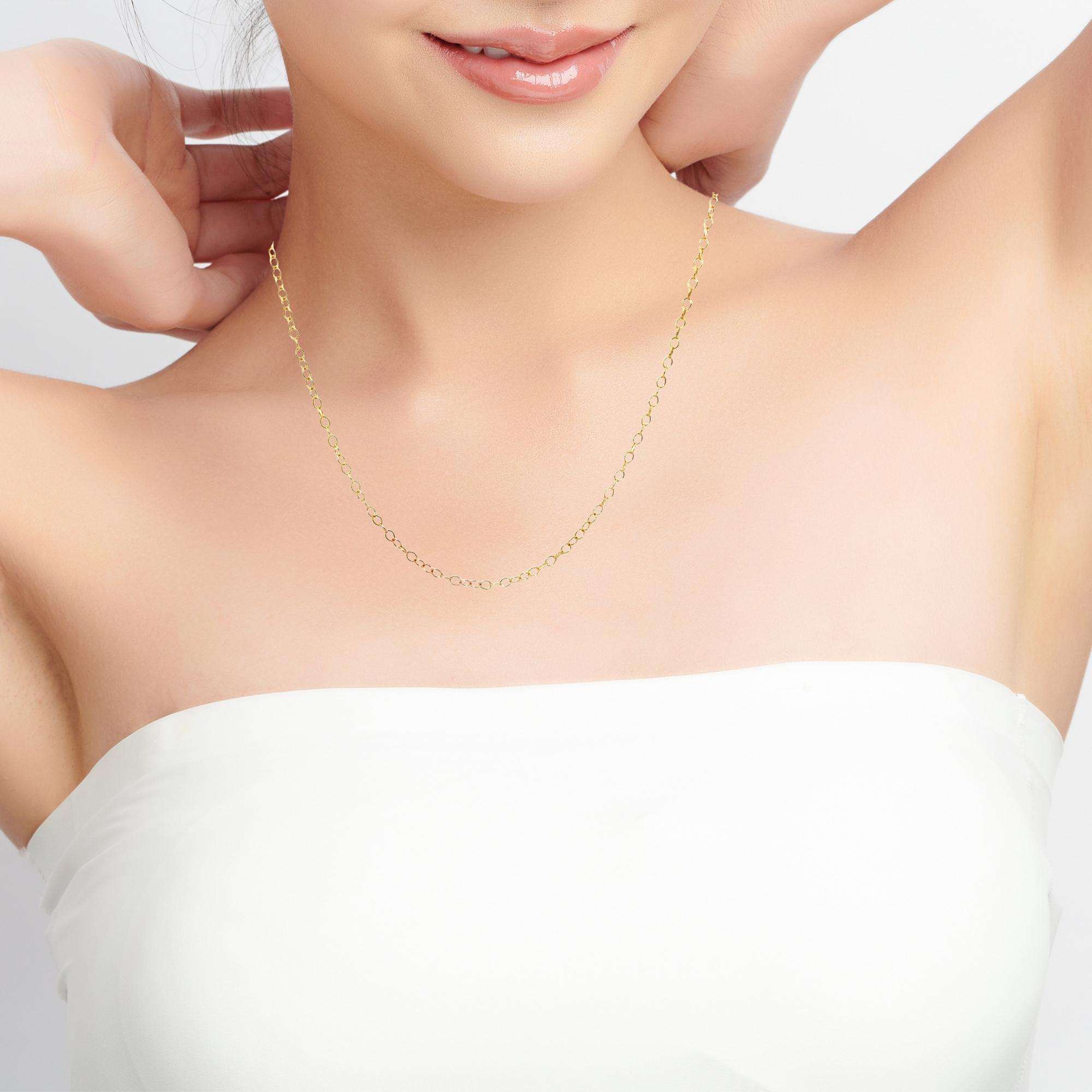 Das Ankerkettchen mit Ösen hat einen ovalen Stil mit einer Größe von 2,5 x 4 mm und einem Draht-Durchmesser von 0,4 mm. Es gehört zur Kategorie Schmuck, speziell Ketten. Ideal für den täglichen Gebrauch oder besondere Anlässe. Am besten solo oder mit einem Anhänger tragen, um Eleganz zu betonen.