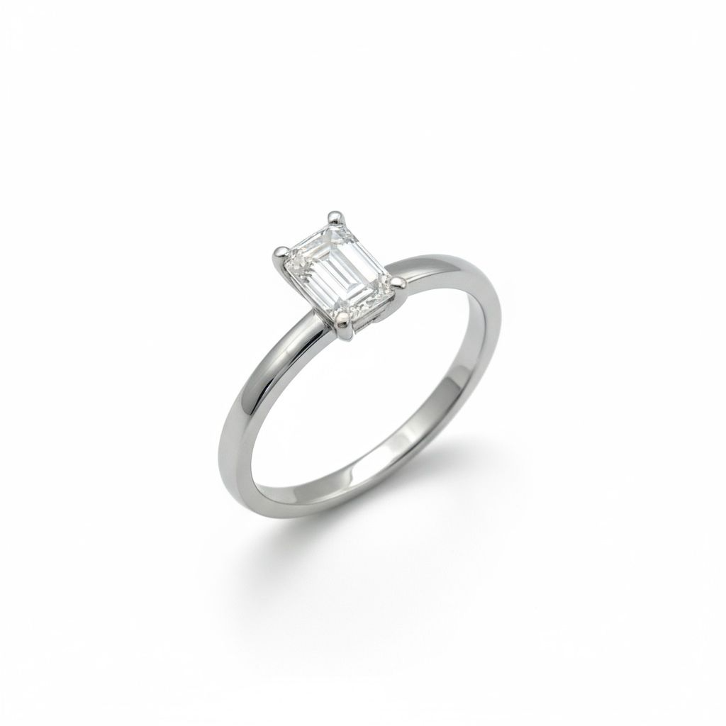 De solitaire baguette ring is elegant en verfijnd. Gemaakt van witgoud, straalt deze ring tijdloze schoonheid uit. Perfect voor speciale gelegenheden of om elke dag te dragen voor een subtiel vleugje luxe. Combineer met andere gouden sieraden voor een harmonieuze look of draag solo als een opvallend statement piece.