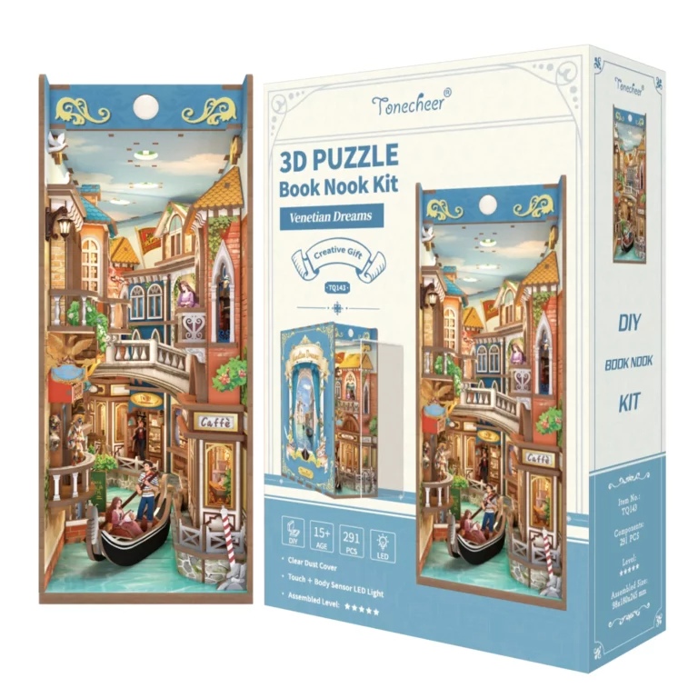 Tussen je boeken verschijnt een smalle doorgang die uitloopt op een kabbelend kanaal. De stenen brug en de gondel in het water fluisteren verhalen uit oude tijden. Een bankje wacht uitnodigend onder warme lantaarns aan de waterkant, terwijl de zilte lucht van het kanaal zachtjes lijkt te ademen.

Wanneer je dichterbij komt, begint het licht te dansen — de lampen gaan zachtjes branden, alsof een gids je welkom heet in deze middernachtse serenade. Elke keer ontdek je nieuwe details: een sierlijk balkon, een halve maan weerspiegeld in het water, en een schemering die nooit lijkt te vervagen.

Een stukje Venetië in je kast — romantiek, mysterie en een knipoog uit vervlogen tijden, gevangen in hout en licht.