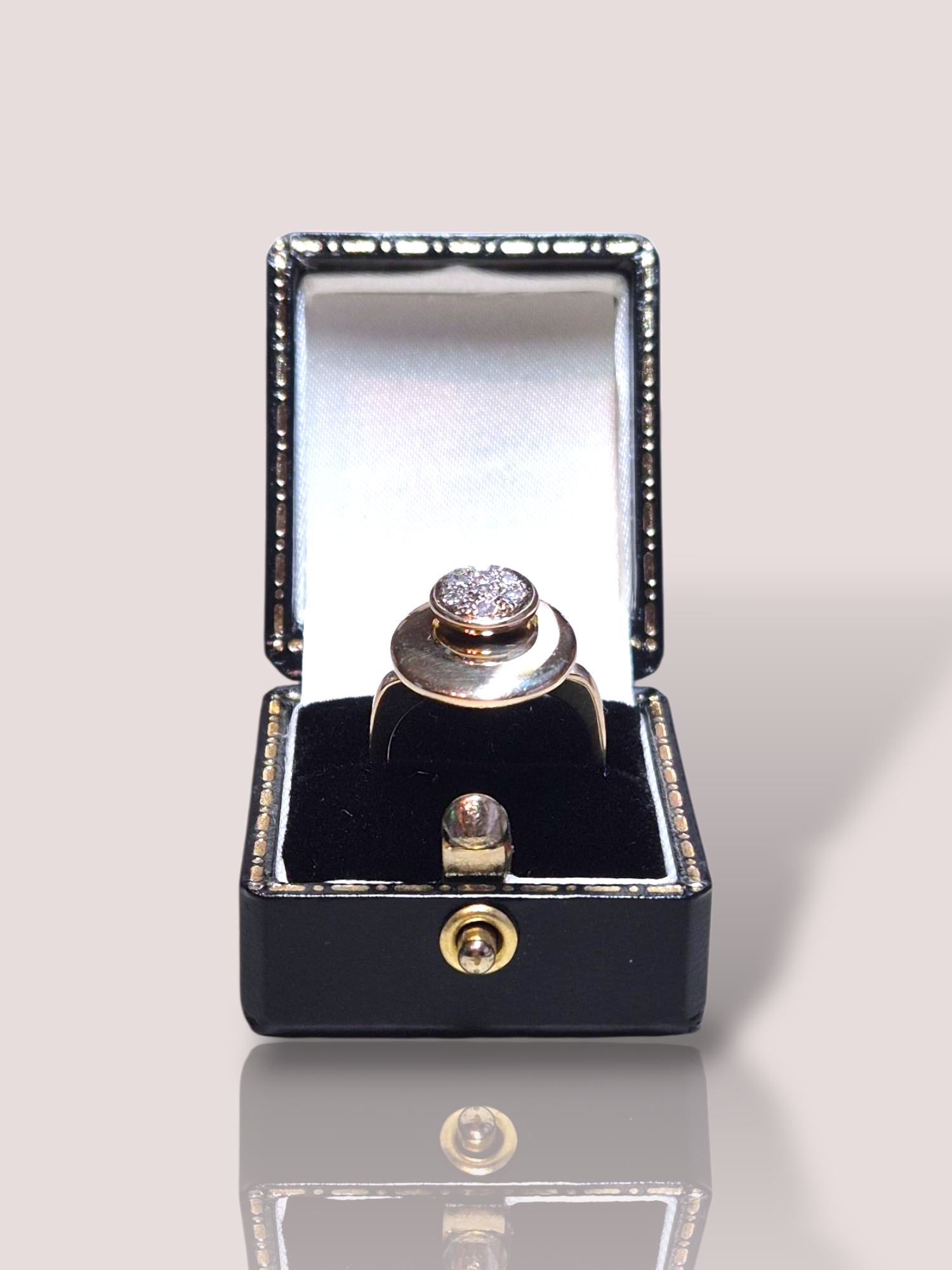 De Vintage 14k geel gouden fantasiering is een prachtige accessoire . Deze unieke RING is verrijkt met schitterende diamanten, waardoor het een elegante en tijdloze uitstraling krijgt. Perfect om te dragen bij speciale gelegenheden of als verfijnd accent bij dagelijkse outfits. Laat uw stijl stralen met deze betoverende ring!

De ring zelf heeft deels hoekige vormen en op de ring zijn gouden cirkelvormen geplaatst, met op de bovenste cirkel ook nog eens 7 diamantjes!