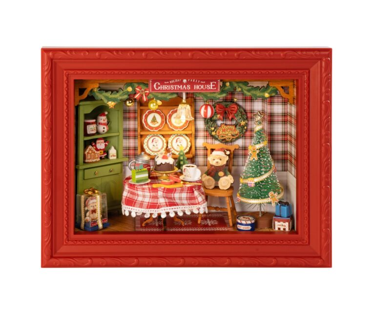 Fleur je huis deze kerst op met deze schitterende miniatuurscène van een vrolijk kerstdiner in deze schaduwdoos. In de felrode lijst bevindt zich een 3D-weergave van kerstsfeer en traditioneel eten. Je kunt de kou weren met advocaat of warme chocolademelk uit de mok van de Kerstman, gevolgd door kerstlekkernijen zoals pudding en laagjestaart. Rondom de eettafel staan diverse decoraties, zoals de peperkoekmannetjes die aan de groene boom hangen, cadeautjes, een krans, sneeuwvlokken en hangende ornamenten. De kasten tonen nog meer kerstspullen, waaronder borden met een seizoensthema en een peperkoekhuisje. Vind je geluksplek door deze 3D-puzzelset van 125 stukjes te bouwen en maak je kerst vrolijker en stijlvoller.