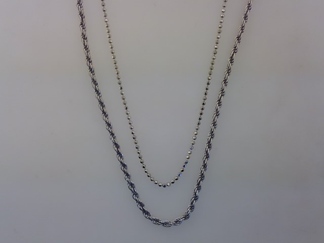 Das Produkt "Collier Silber 2rhg. 42+3cm" mit der Modellnummer 25-432K ist ein elegantes Collier aus Silber, bestehend aus zwei Reihen und einer L&auml;nge von 42 cm plus 3 cm Verl&auml;ngerung. Perfekt f&uuml;r einen eleganten Look, l&auml;sst es sich hervorragend zu formellen oder festlichen Anl&auml;ssen tragen, um ein stilvolles Statement zu setzen.