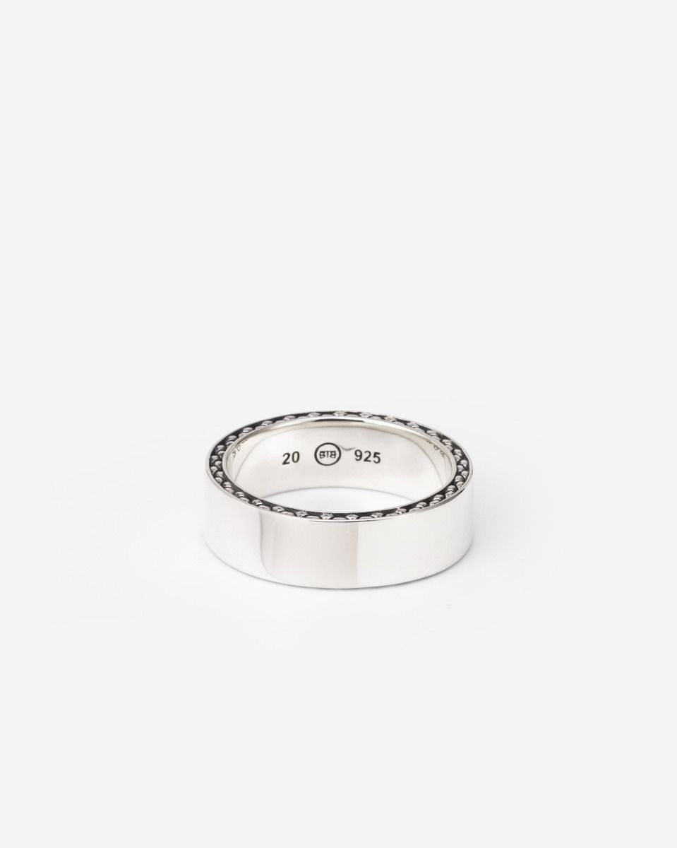 De George Gladde Ring in gerecycled zilver heeft een subtiele George structuur aan de zijkant. Met de mogelijkheid tot graveren, kun je jouw eigen persoonlijke verhaal vertellen met dit sieraad. Deze ring is groter dan de George Mini en Small Smooth. Ideaal te combineren met andere George sieraden uit de collectie. Geschikt voor iedereen en passend bij elke stijl. Ontworpen in Amsterdam en duurzaam geproduceerd in Zuidoost-Azi&euml;. Ben jij klaar om een nieuw hoofdstuk te beginnen met deze ring?