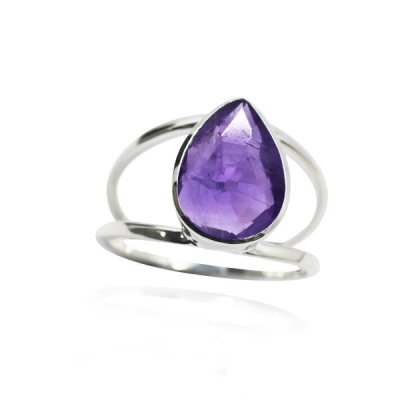 Zilveren ring met een facet geslepen, druppelvormige, amethyst