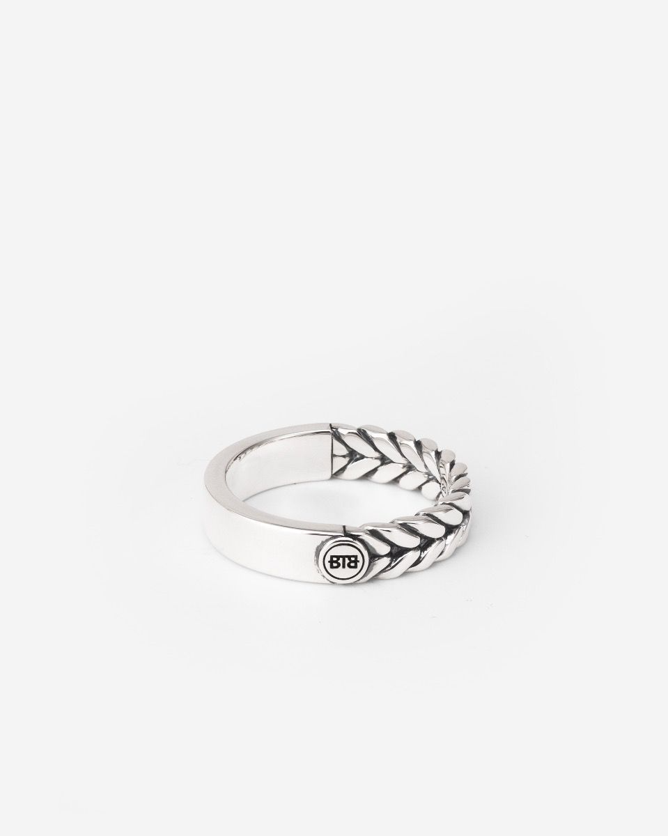 De Barbara Small Dual Ring is vervaardigd van gerecycled sterling zilver en kenmerkt zich door een gladde zijde en een geweven, iconische Barbara textuur. De Barbara Small Dual Ring is smaller dan de Barbara Dual Ring, maar breder dan de Barbara Mini Dual Ring. De diepte en elegantie van de Barbara weving maken deze ring een tijdloze keuze. Ontworpen in Amsterdam en op duurzame wijze geproduceerd in Zuidoost-Azi&euml;. Je koopt onze sieraden niet, maar je geeft ze cadeau. Aan wie geef jij dit sieraad? Jezelf, of iemand in het bijzonder?