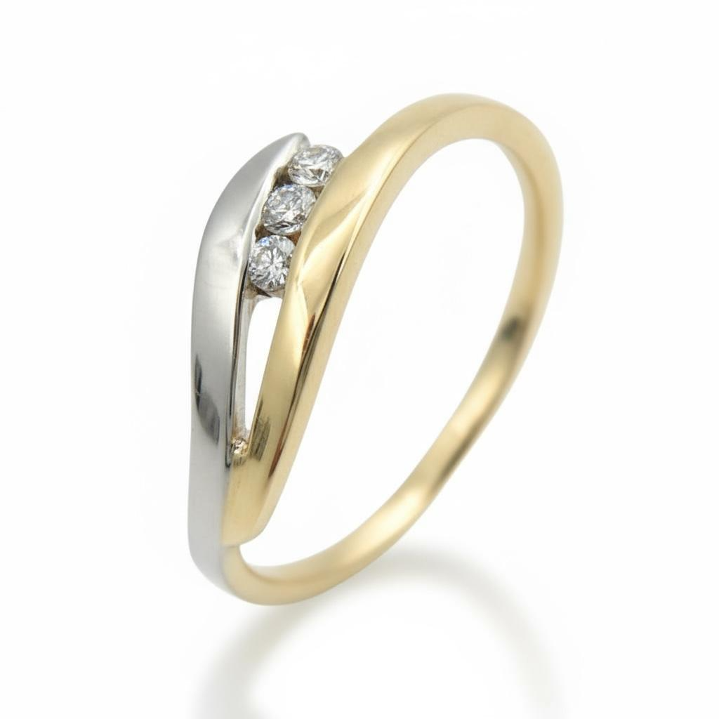 De Fantasie Ring model GBG0418-14 is een opvallend sieraad dat is vervaardigd uit 14k goud en heeft een unieke bicolor uitstraling. Het bevat drie briljant geslepen diamanten met SI zuiverheid en kleur G. Perfect om te dragen bij speciale gelegenheden of om een dagelijkse outfit te upgraden. Draag het op ringmaat 56 voor de beste pasvorm.