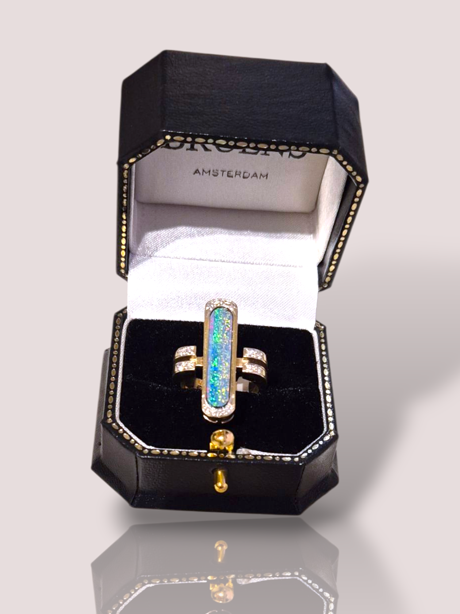 Deze Vintage 14k geel gouden ring heeft een prachtige charmante opaal doublet als center piece welke omringd is door diamant, wat een elegante en klassieke uitstraling geeft. Perfect als statement stuk voor speciale gelegenheden. Draag deze ring aan de ringvinger van je dominante hand om de schittering te benadrukken. Een tijdloze toevoeging aan elke sieradencollectie.

De ring weegt 12,5 gram en heeft 14 prachtige subtiele briljanten.