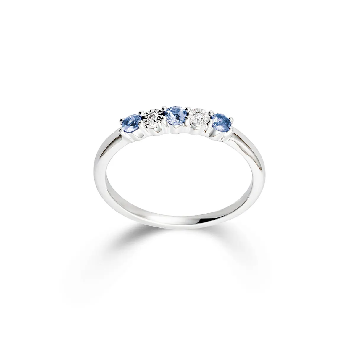 De Palido Wit gouden ring met tanzaniet en diamant van 0.02 karaat is een verfijnde accessoire in de categorie sieraad. Dit prachtige juweel siert elke hand door zijn schitterende tanzaniet en subtiele diamanten. Draag hem solo voor een verfijnde look of combineer met andere ringen voor een modieuze uitstraling. Perfect voor elke gelegenheid.